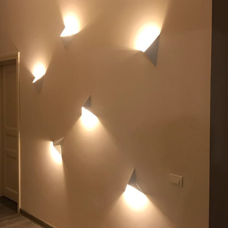 Moderne Minimalistische dreieckige LED-Wandleuchte, Weiß - Lumpaz
