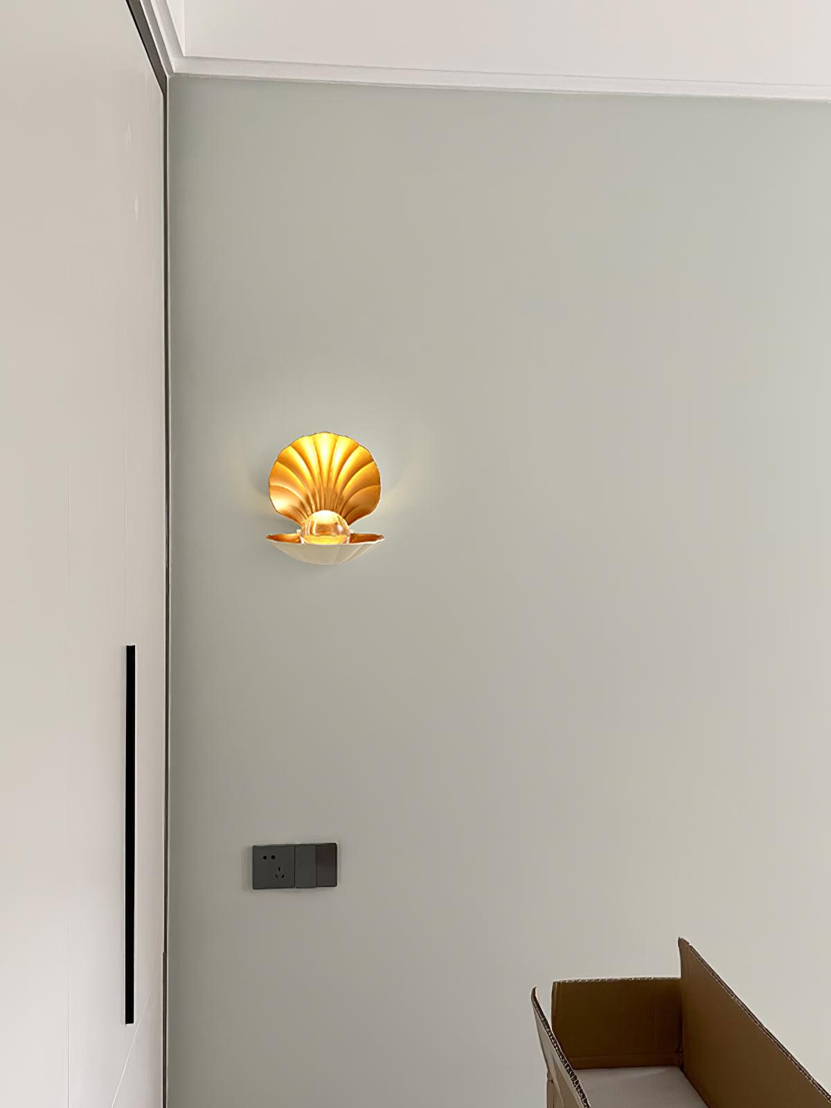 Pearl Clam Wall Light - Lumpaz