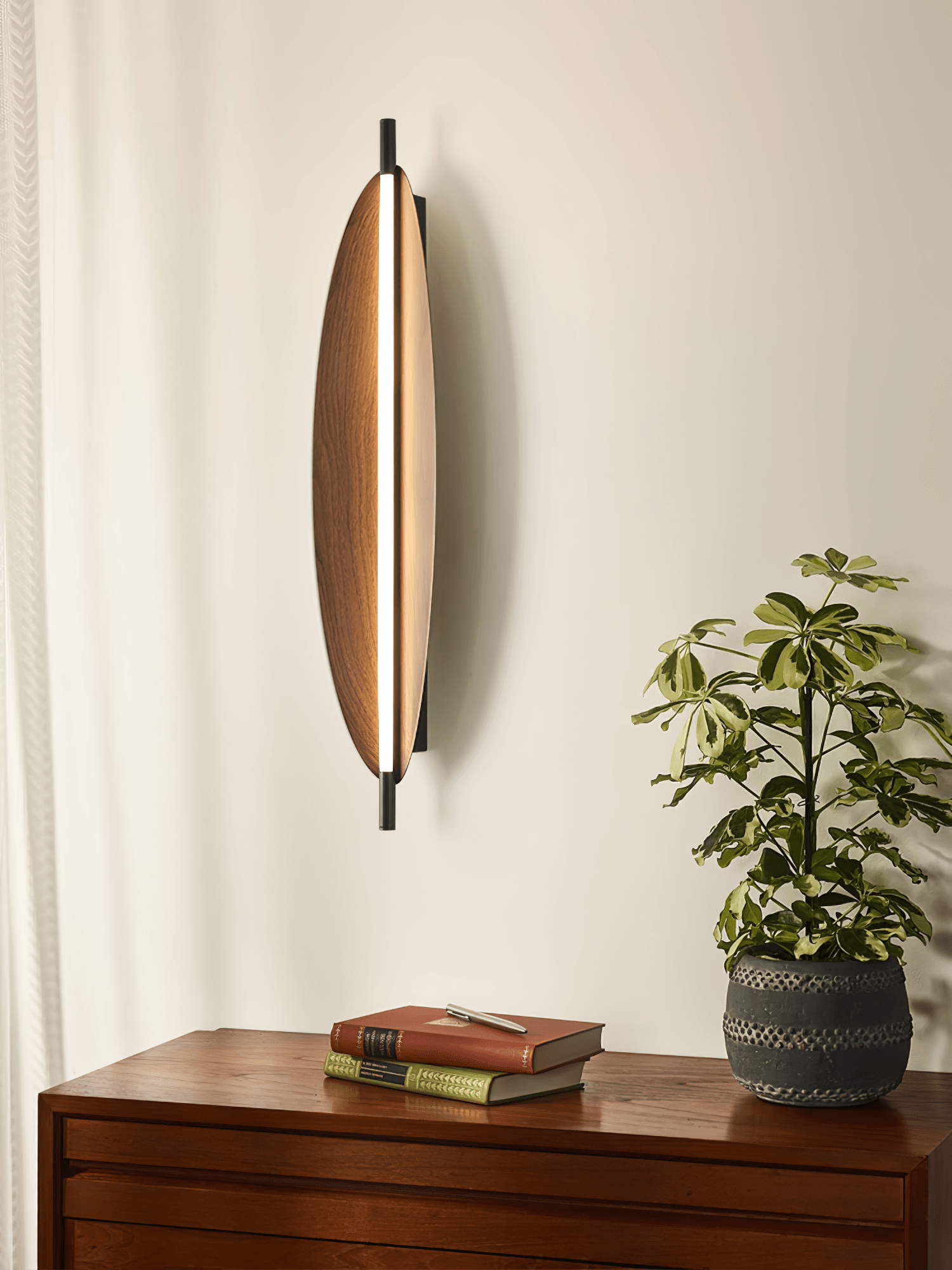 Sleek Board Sconce - Lumpaz