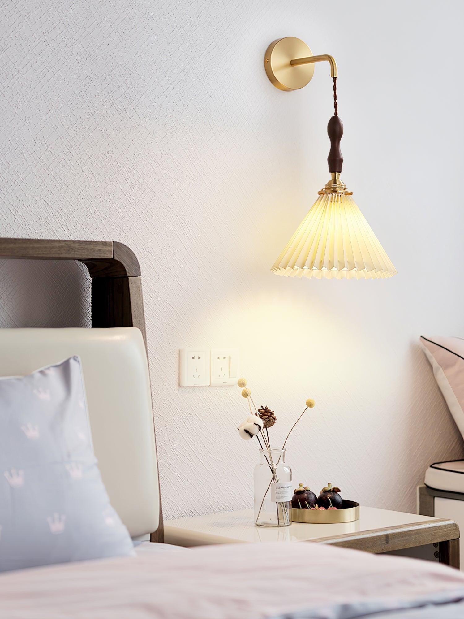 Pleated Wooden Wall Lamp - Lumpaz