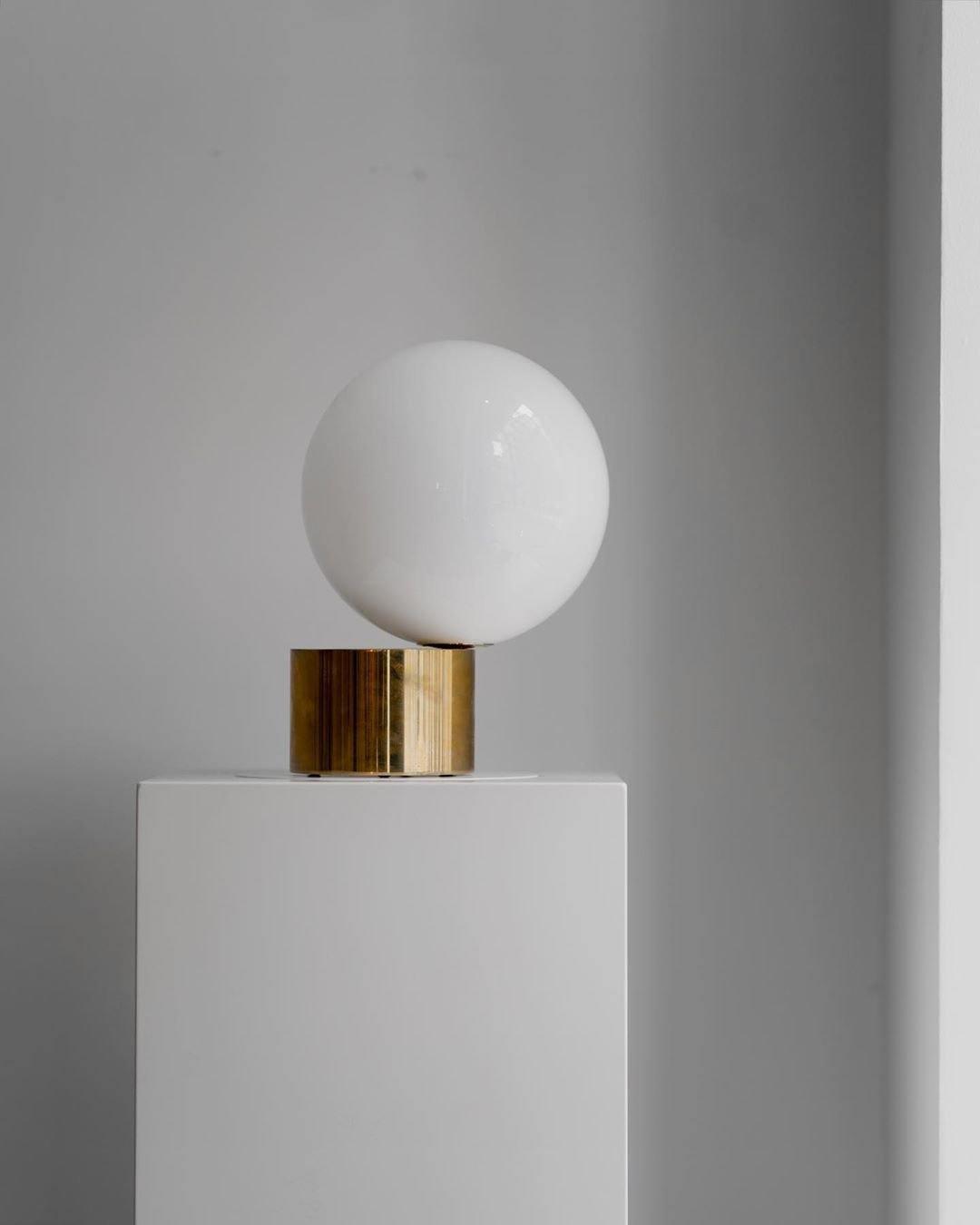 Tip of The Tongue Table Lamp - Lumpaz