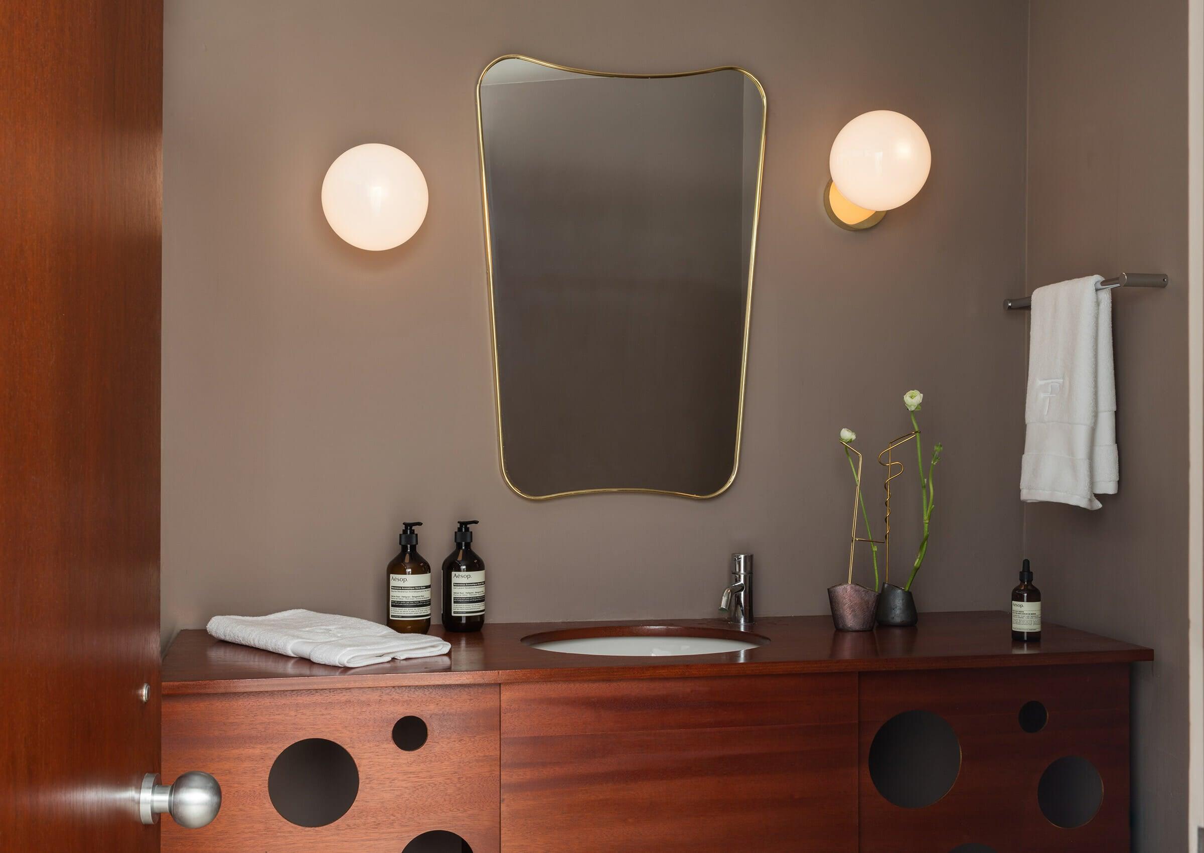 Tip of The Tongue Wall Lamp - Lumpaz