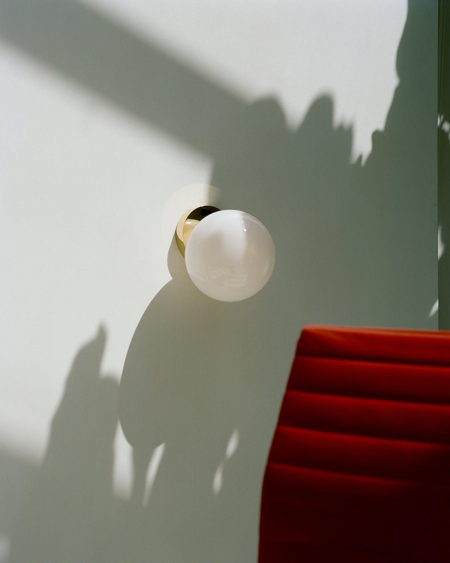 Tip of The Tongue Wall Lamp - Lumpaz