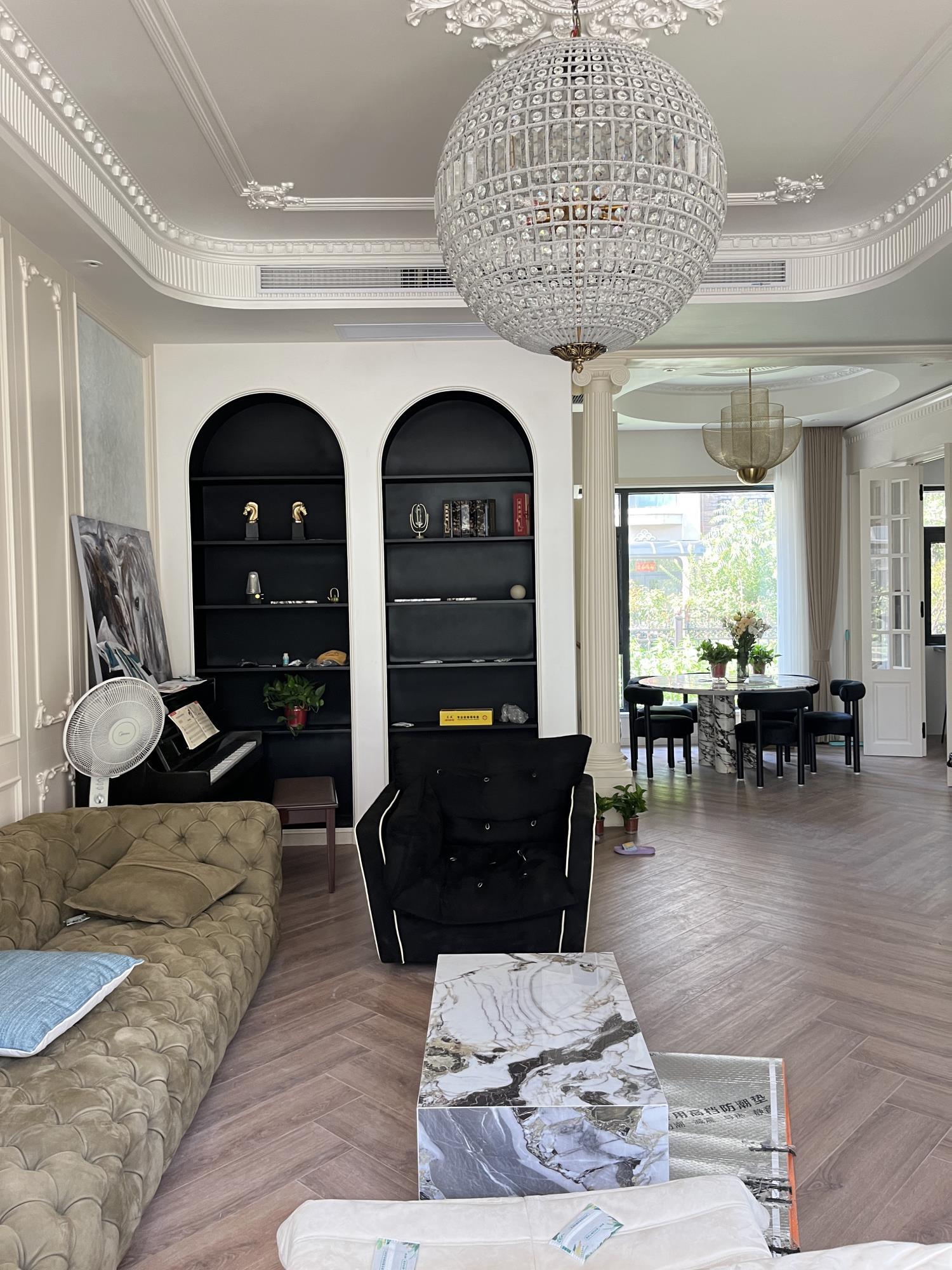 Traditional Gold Globe Chandelier - Lumpaz