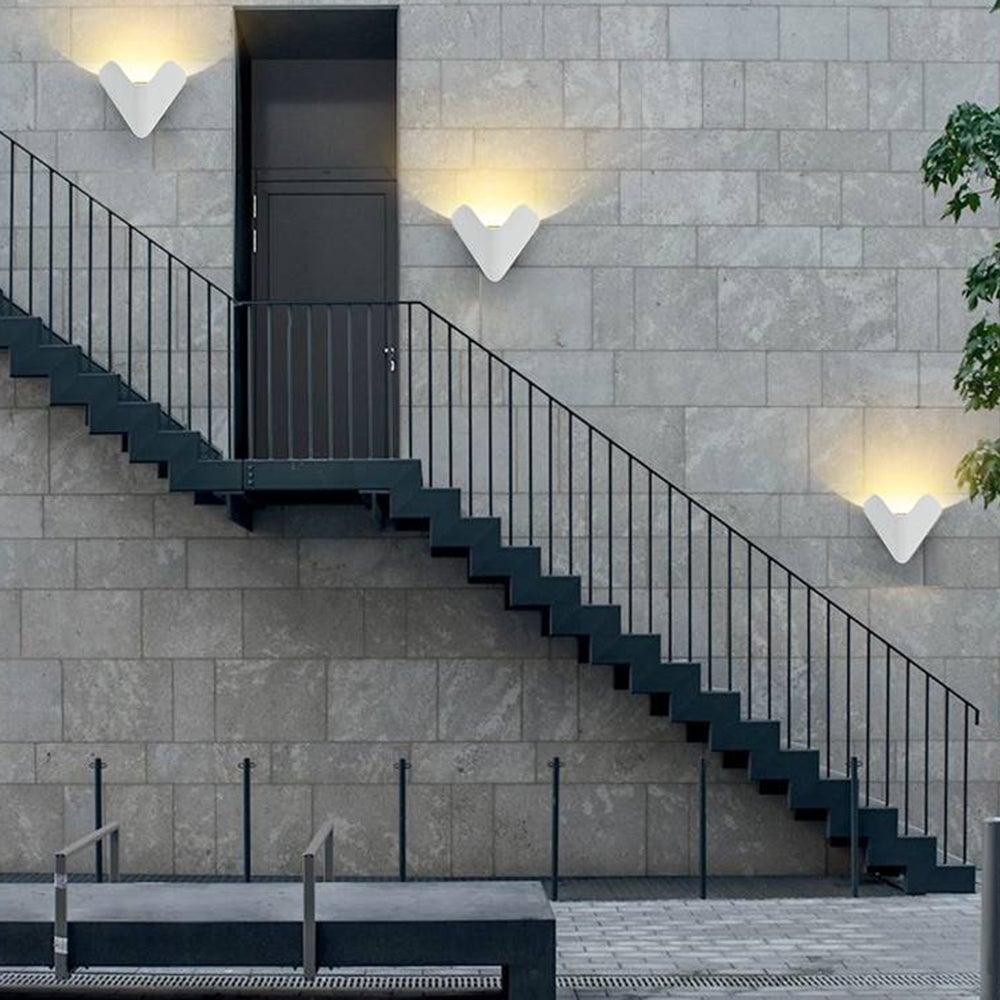 Orr Minimalist Triangle Metal Outdoor Wall Lamp, Balck/White - Lumpaz