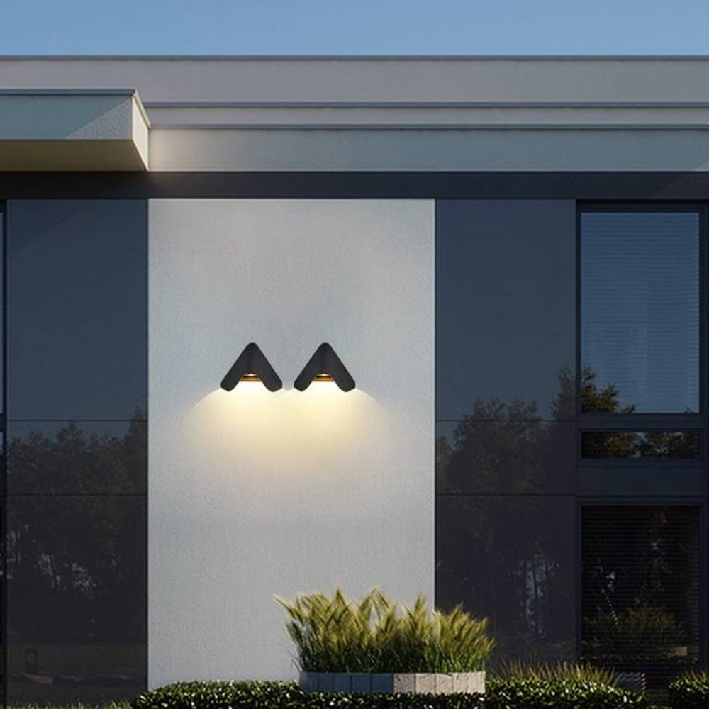 Orr Minimalist Triangle Metal Outdoor Wall Lamp, Balck/White - Lumpaz