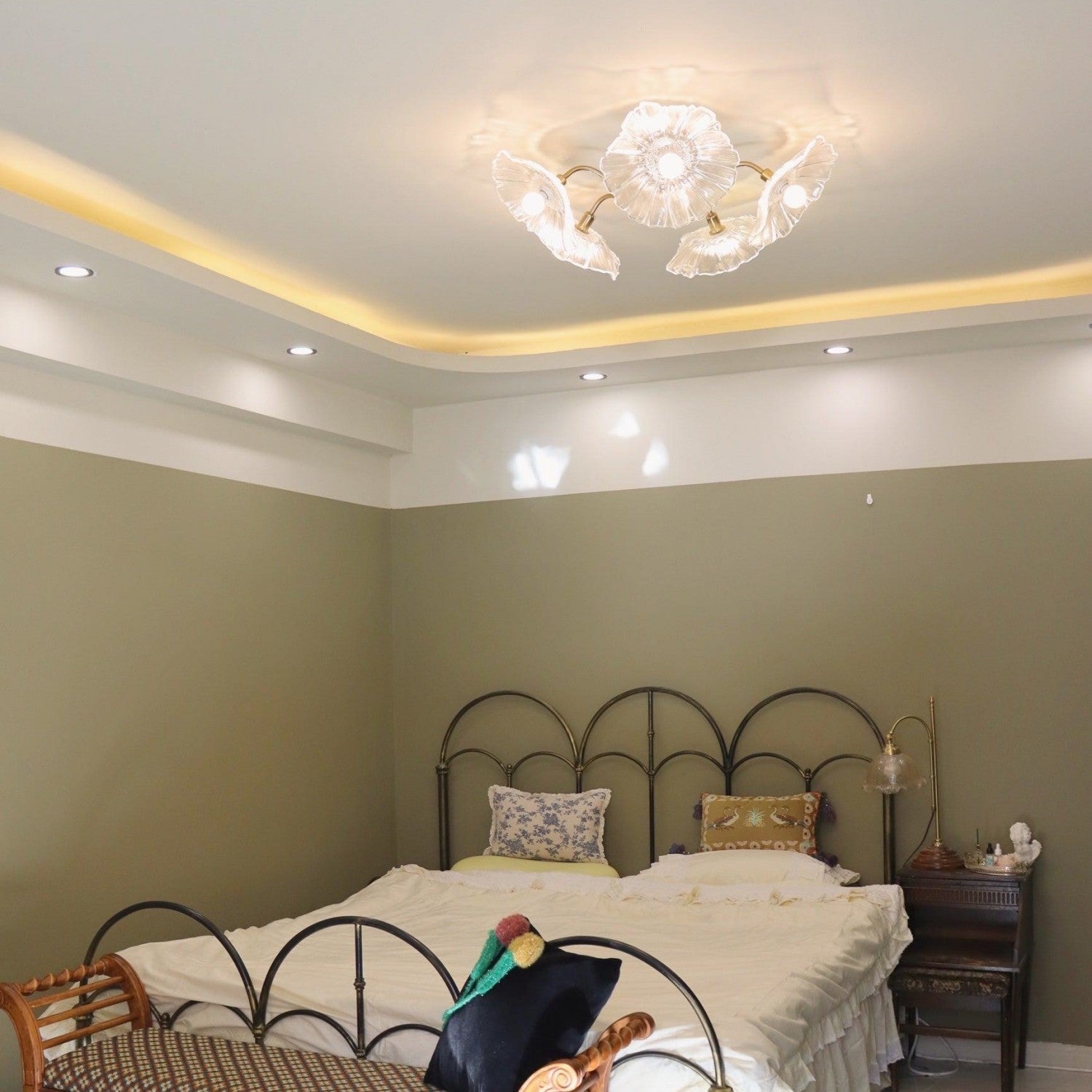 Hailie Modern Flower Ceiling Light  Metal/Glass Clear/Pink Bedroom - Lumpaz