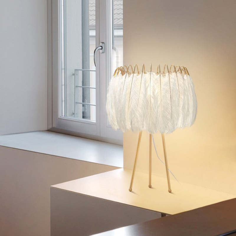 O'Moore Artistic Tripod Feather Floor Lamp, White - Lumpaz