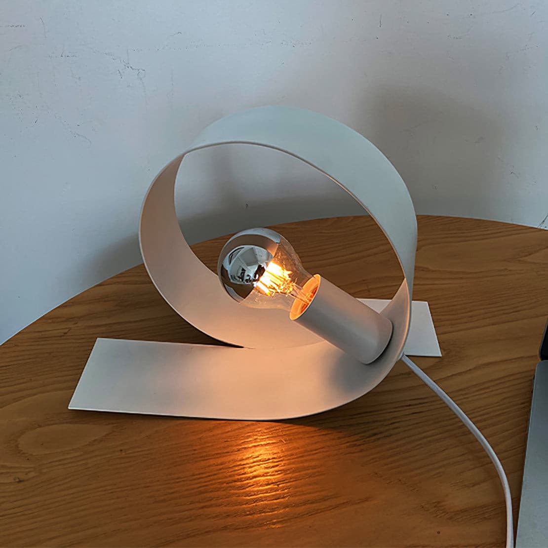 Looping Table Lamp - Lumpaz
