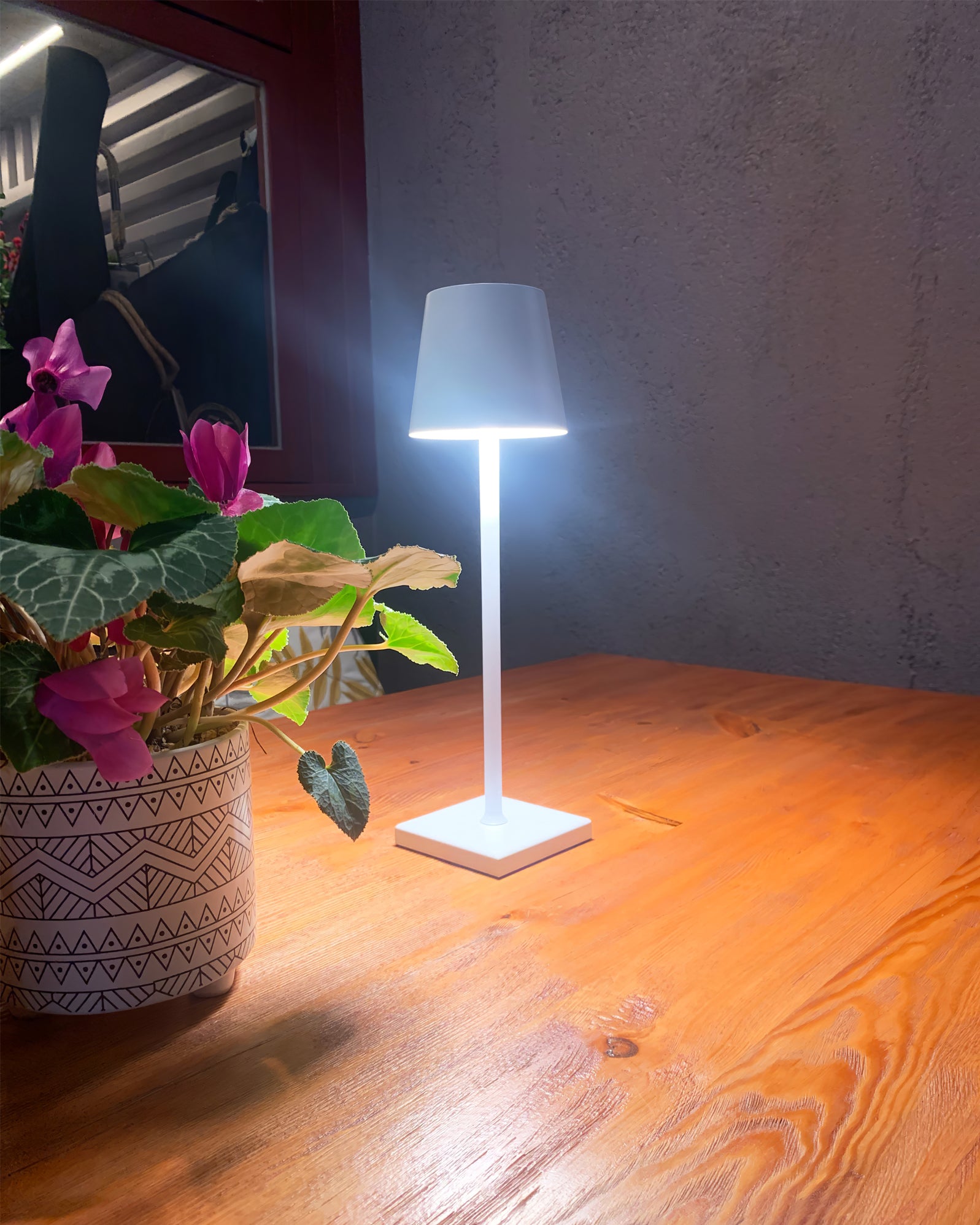 Poldina Built-in Battery Table Lamp - Lumpaz