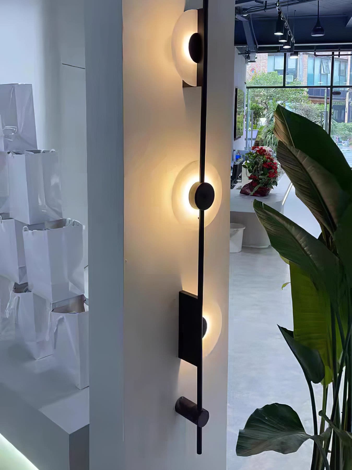 Black Slender Alabaster Wall Lamp - Lumpaz