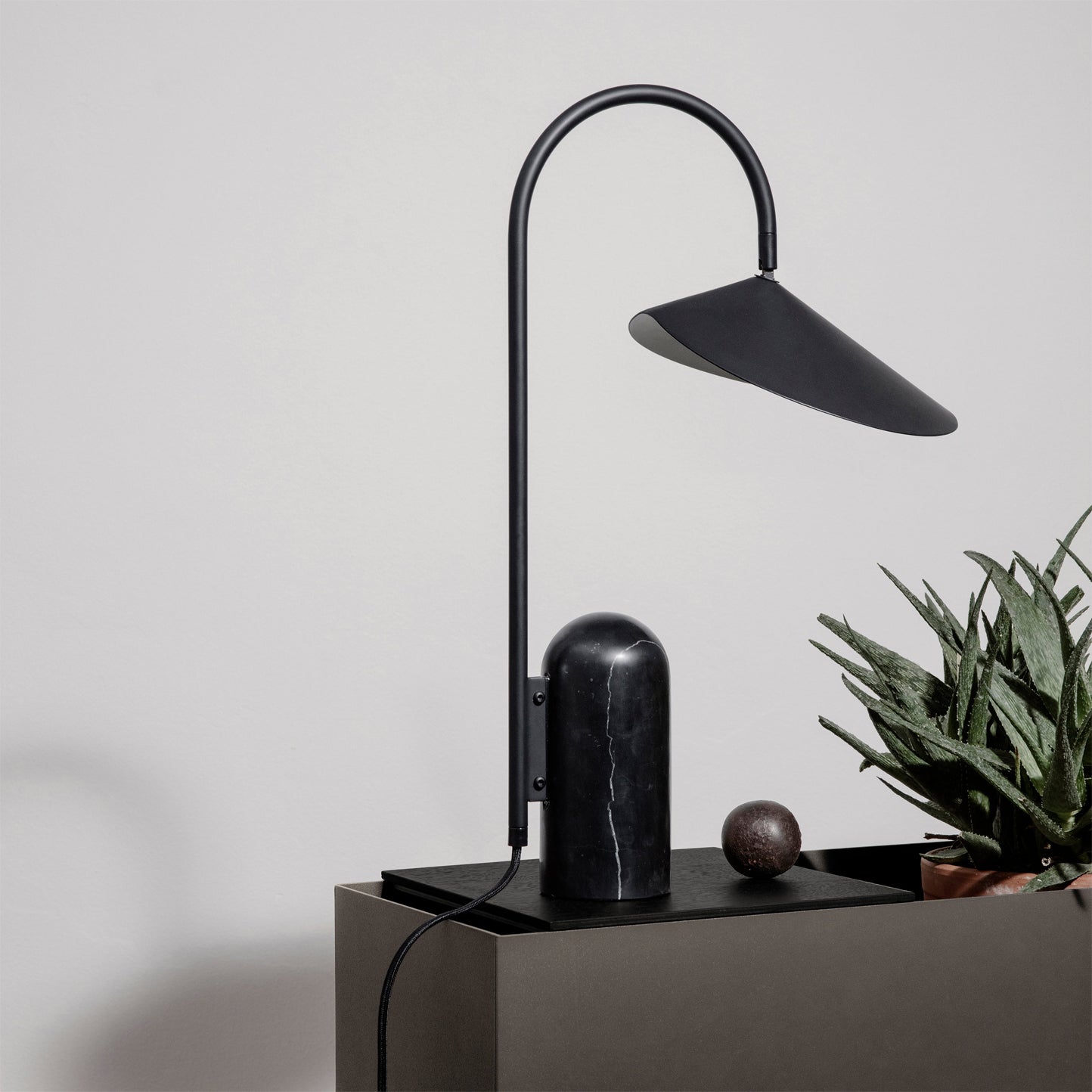 Arum Table Lamp - Lumpaz