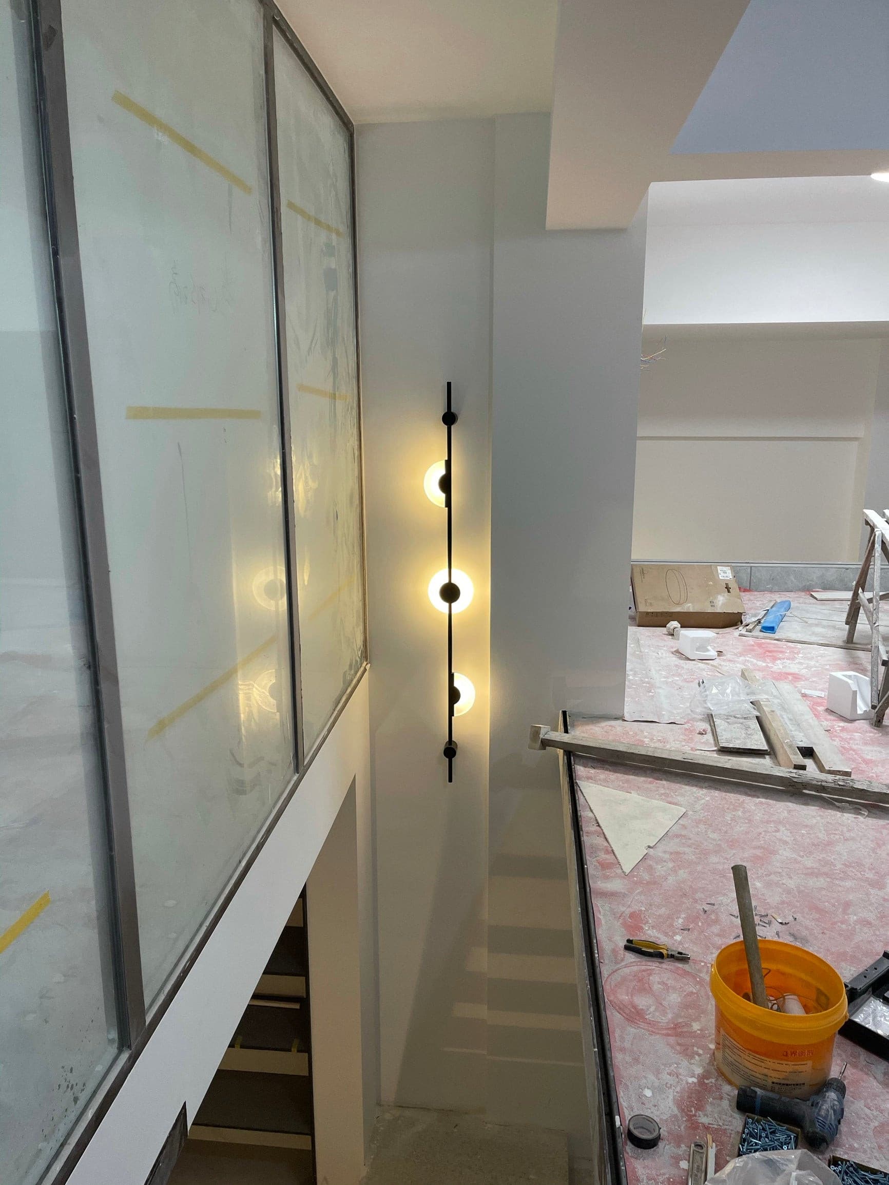 Black Slender Alabaster Wall Lamp - Lumpaz