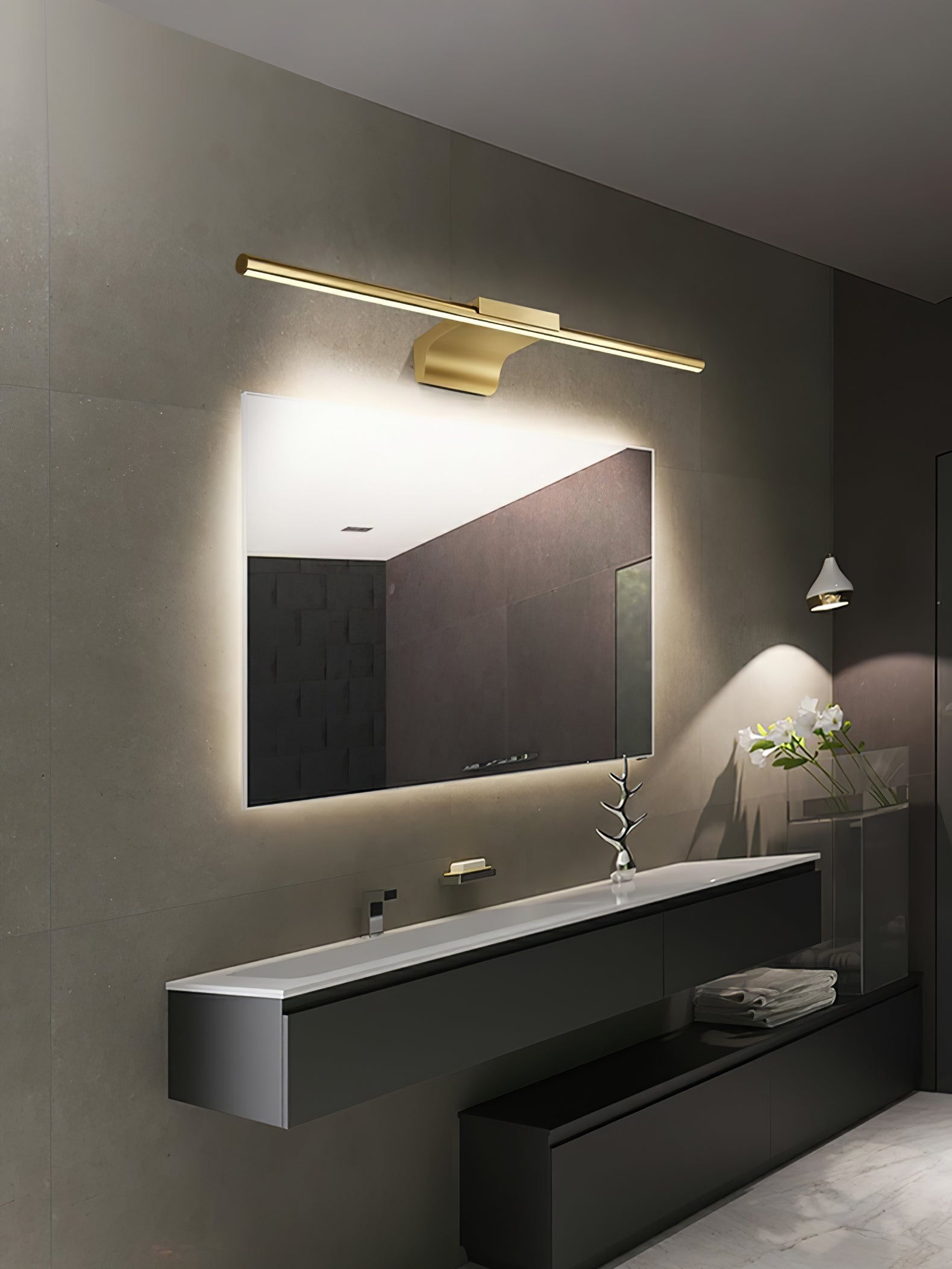 Metallic Streamlined Wall Lamp - Lumpaz