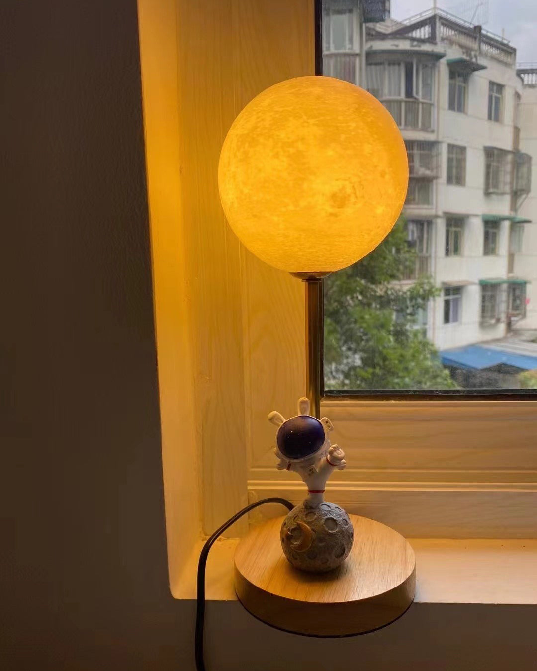 Creative Moon Table Lamp - Lumpaz