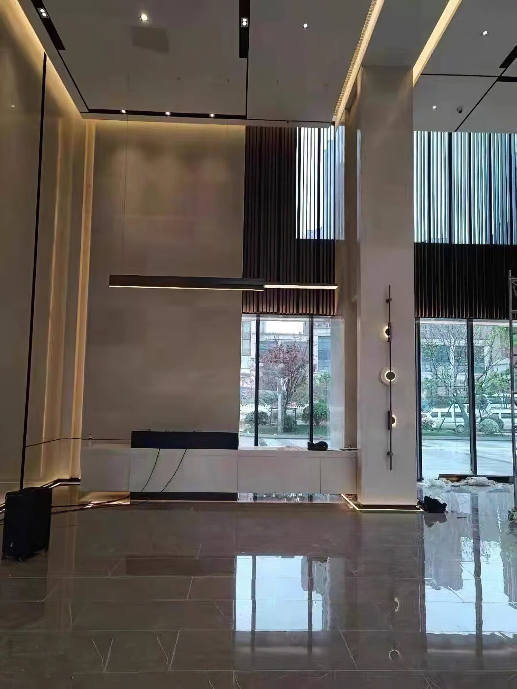 Black Slender Alabaster Wall Lamp - Lumpaz