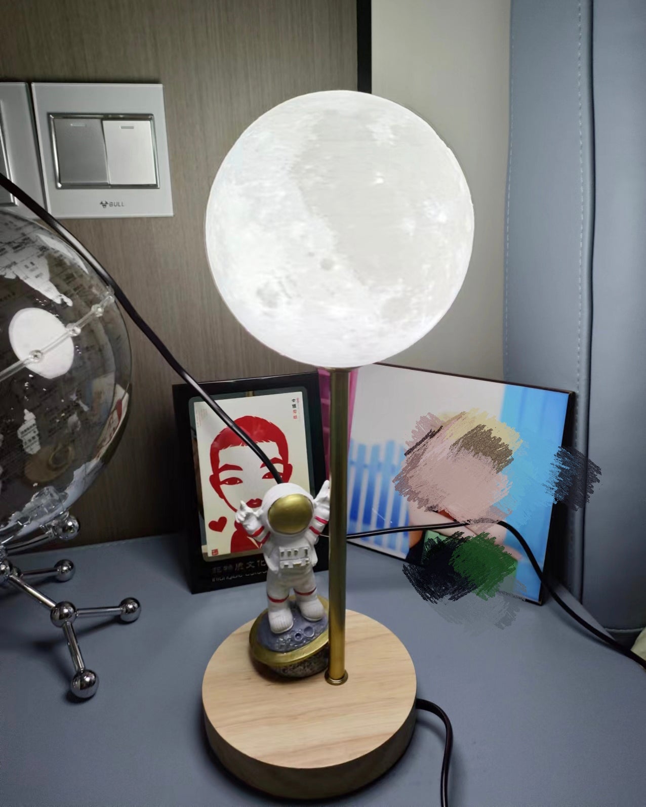 Creative Moon Table Lamp - Lumpaz