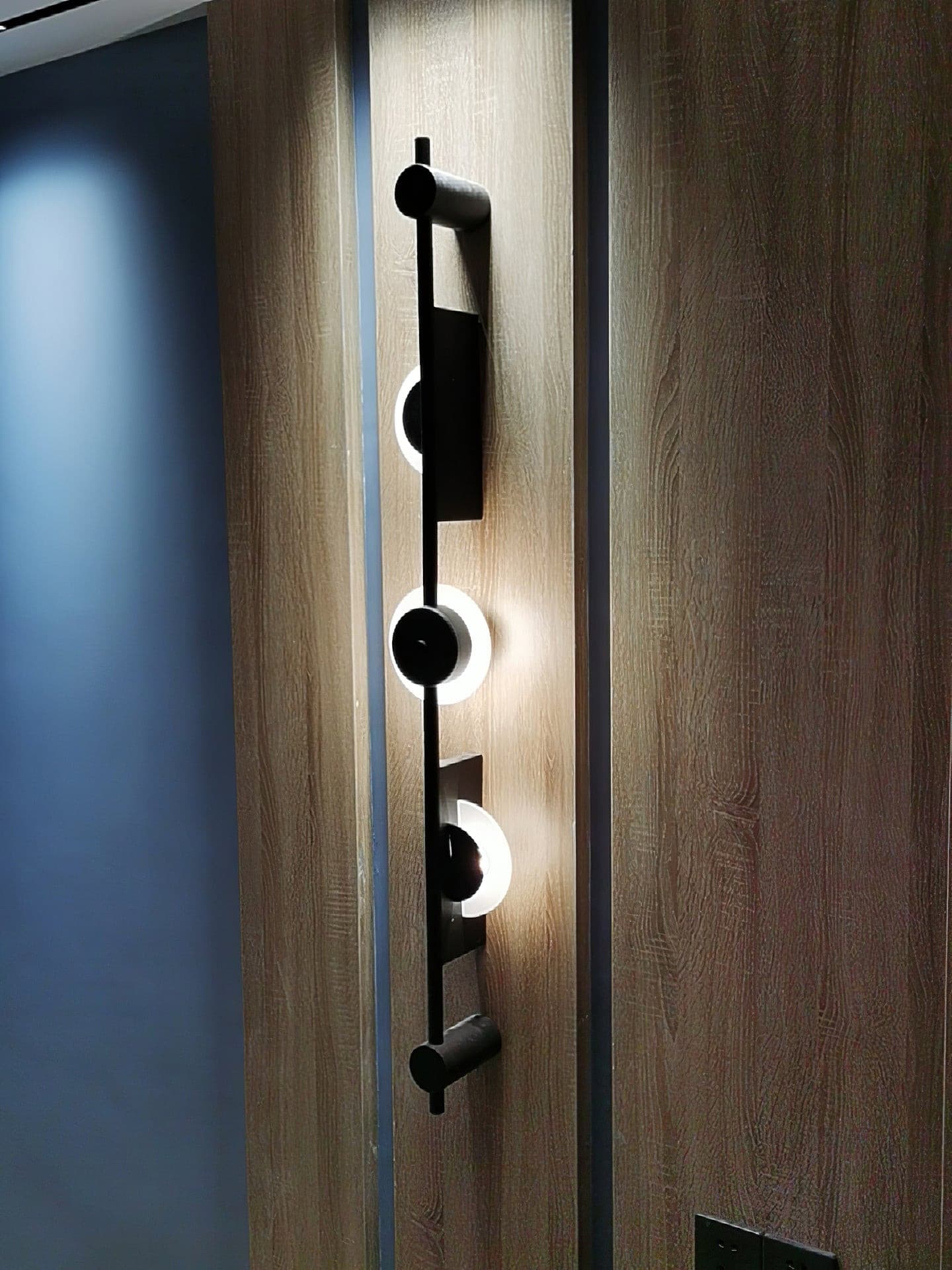 Black Slender Alabaster Wall Lamp - Lumpaz