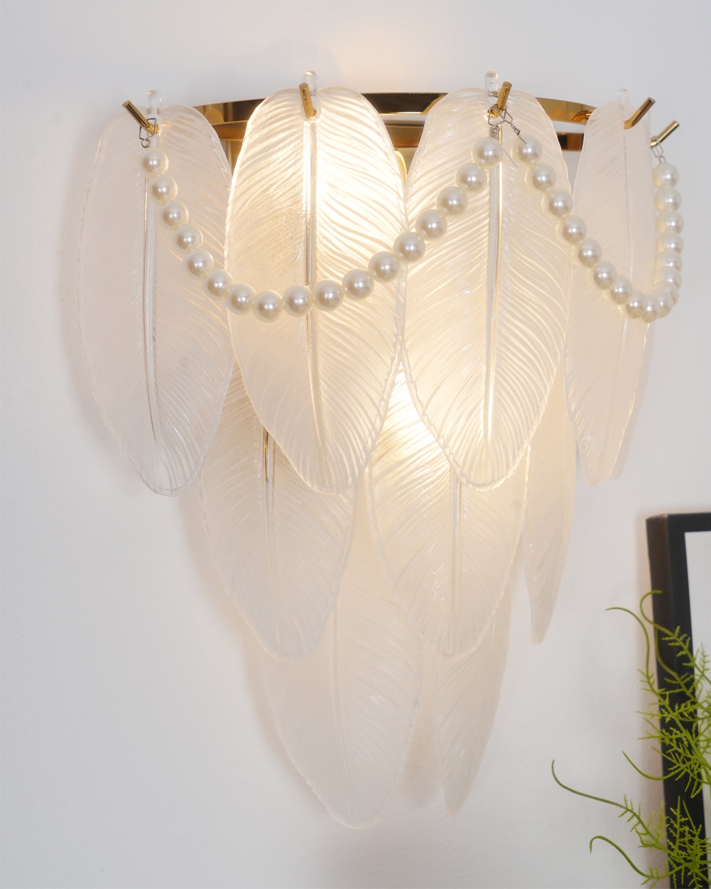 Feather Pearl Wall Lamp - Lumpaz