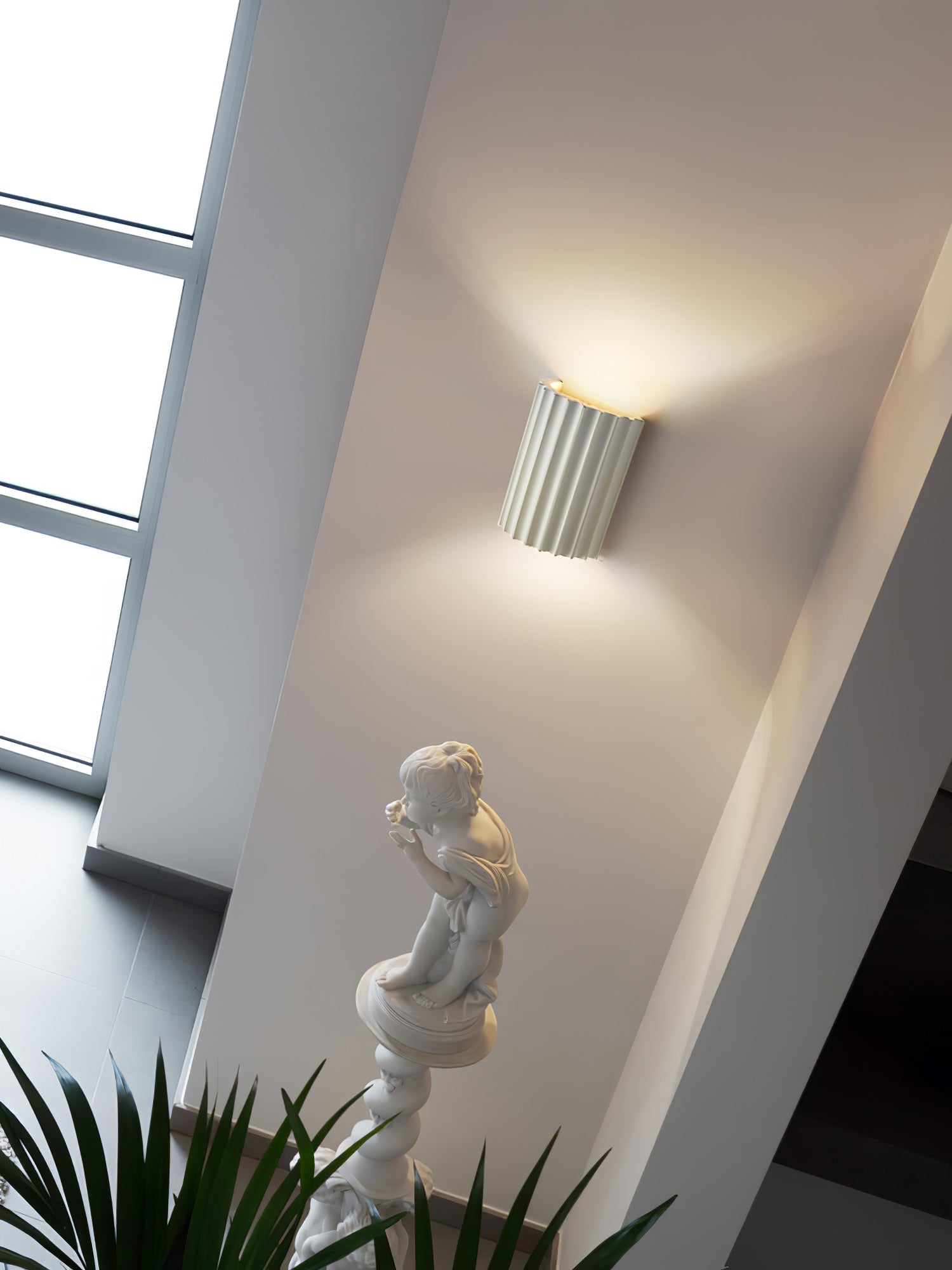 Fluted Resin Wall Lamp - Lumpaz