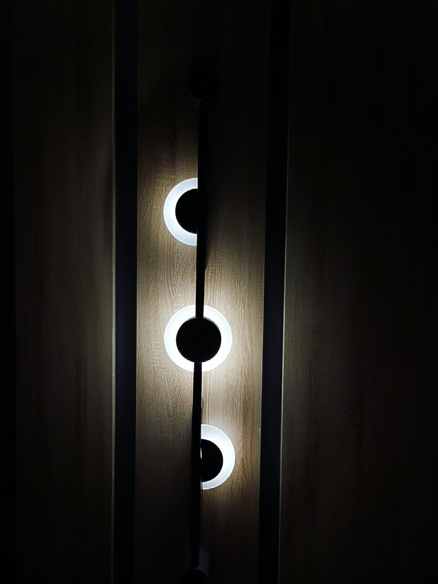 Black Slender Alabaster Wall Lamp - Lumpaz