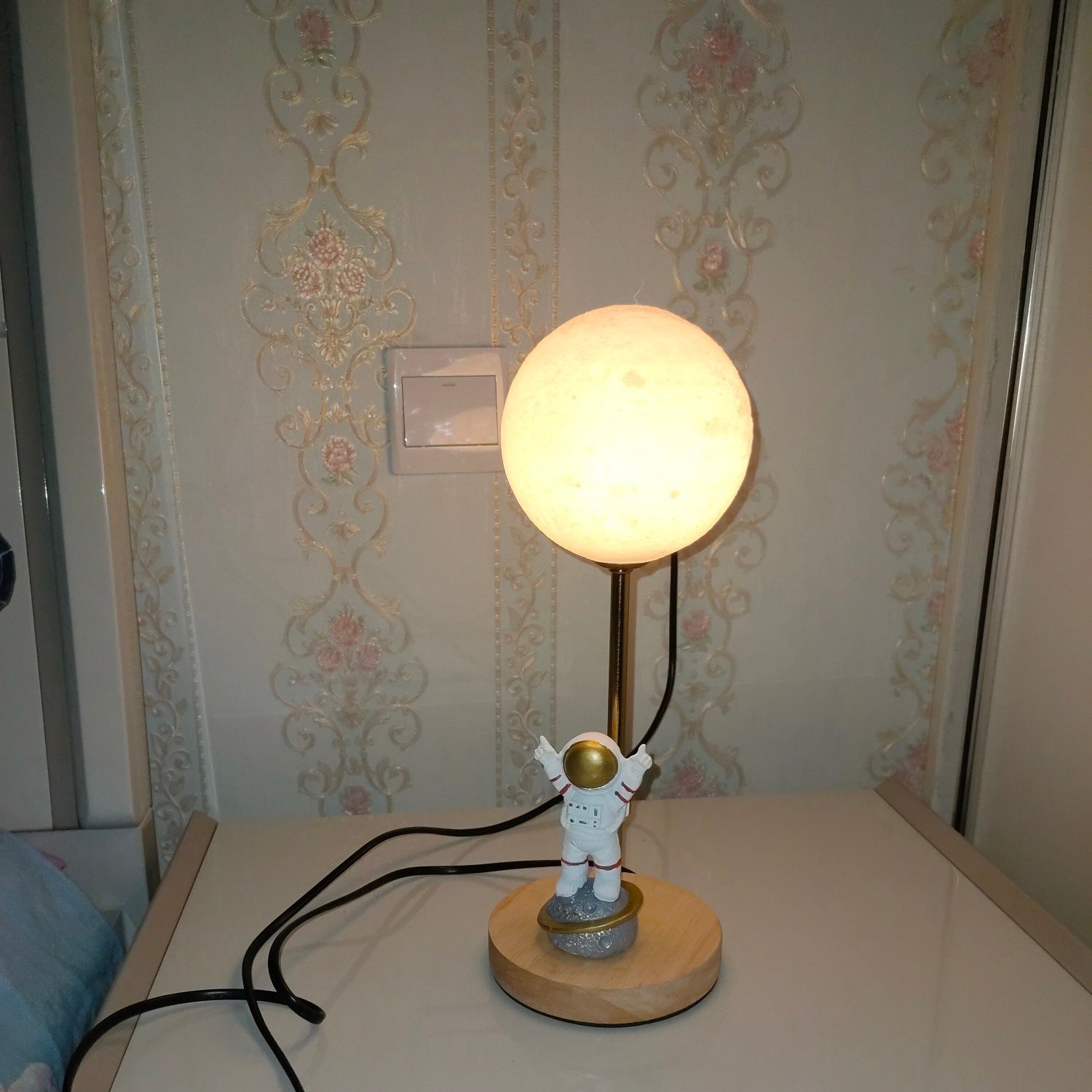 Creative Moon Table Lamp - Lumpaz