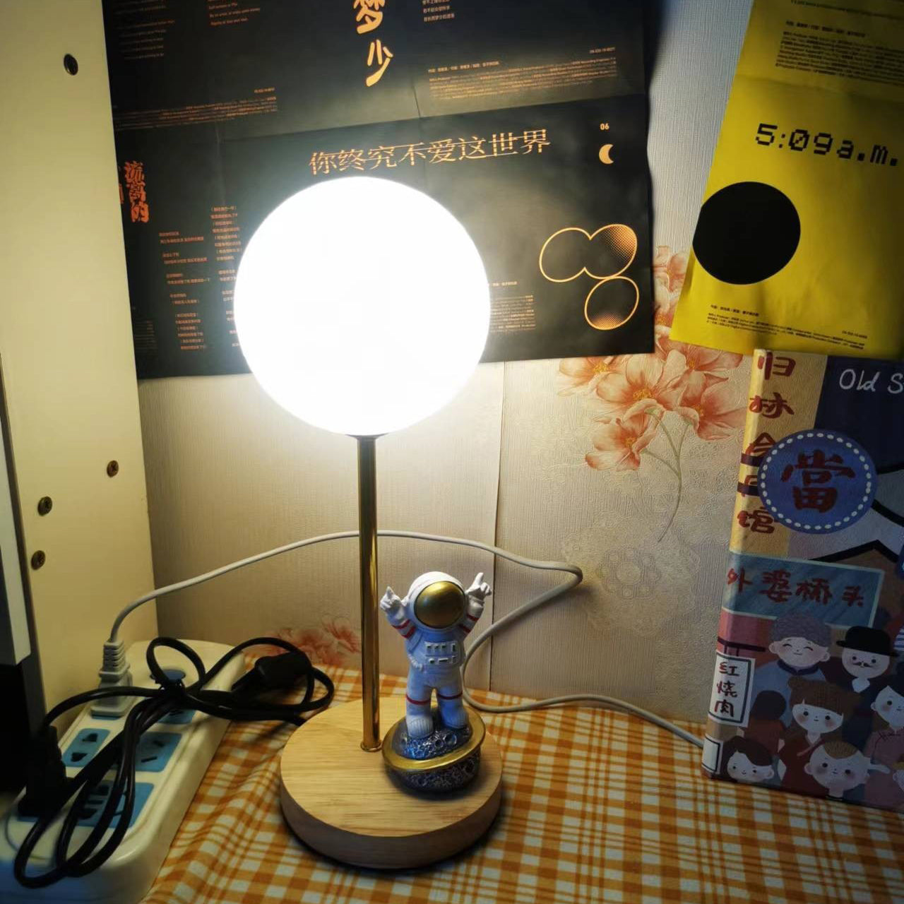 Creative Moon Table Lamp - Lumpaz