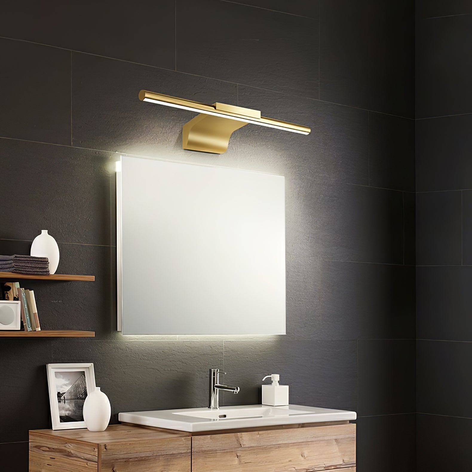 Metallic Streamlined Wall Lamp - Lumpaz