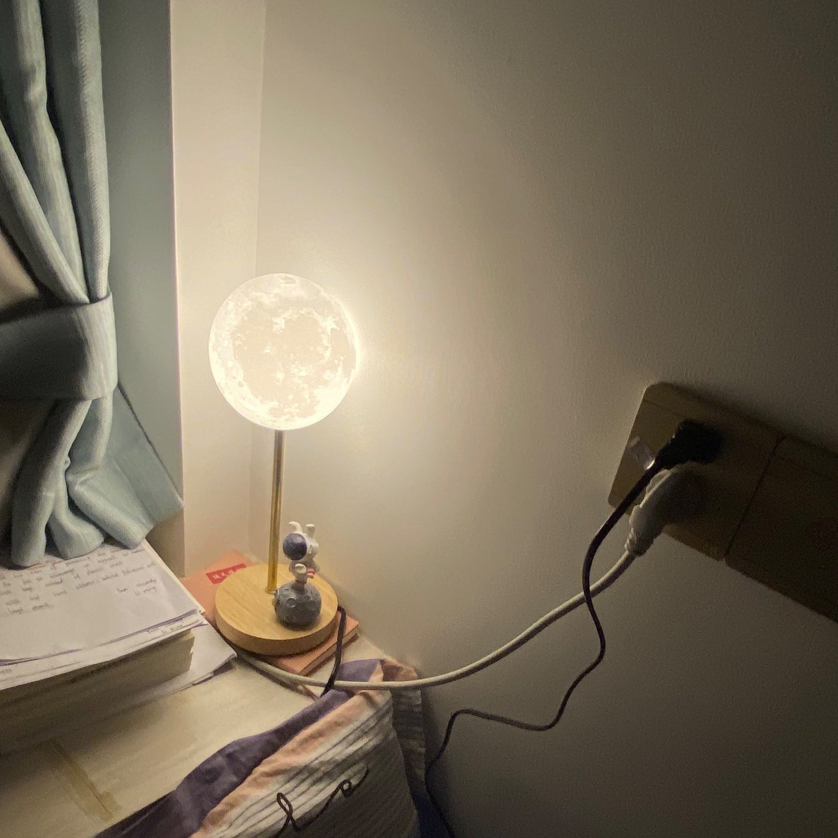 Creative Moon Table Lamp - Lumpaz