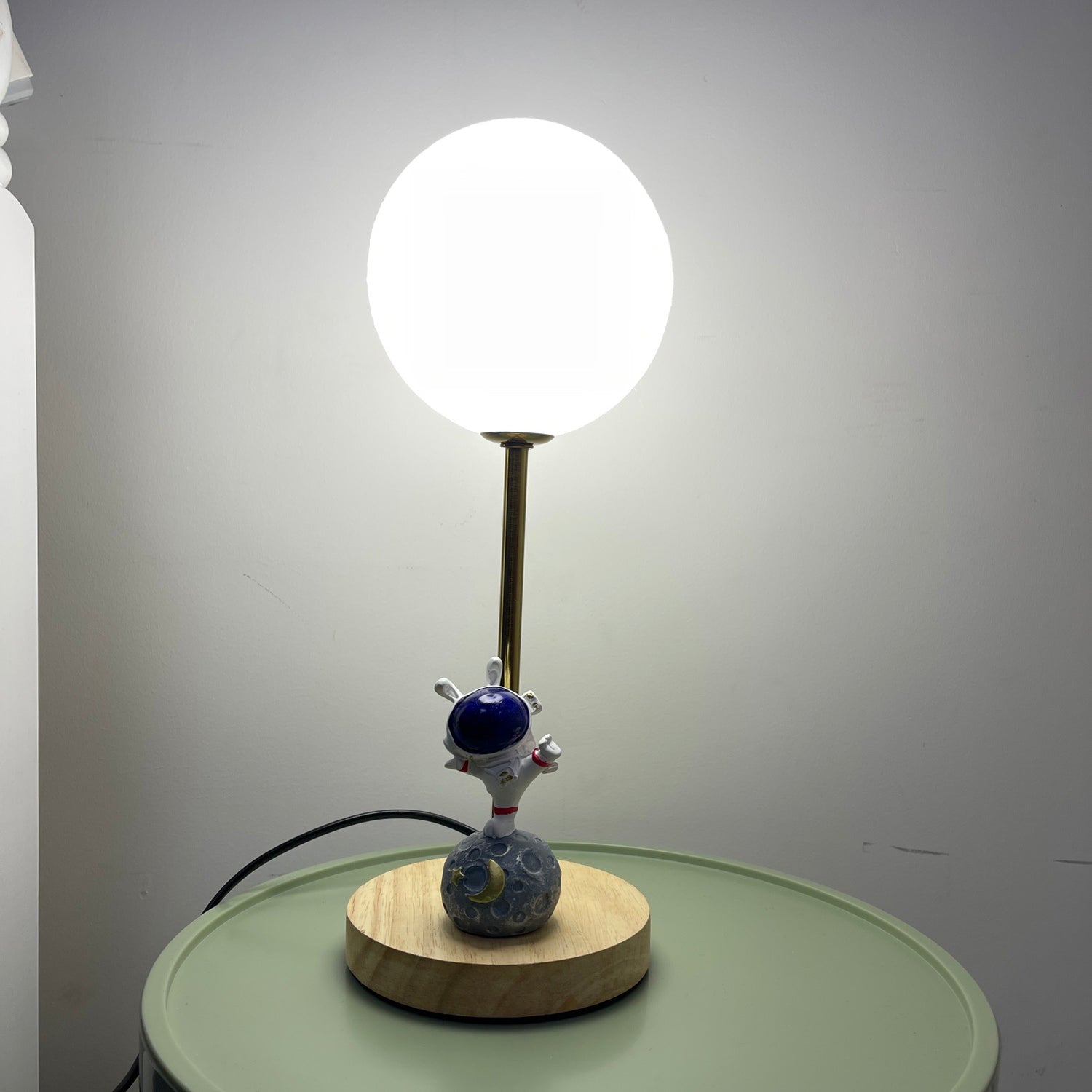 Creative Moon Table Lamp - Lumpaz