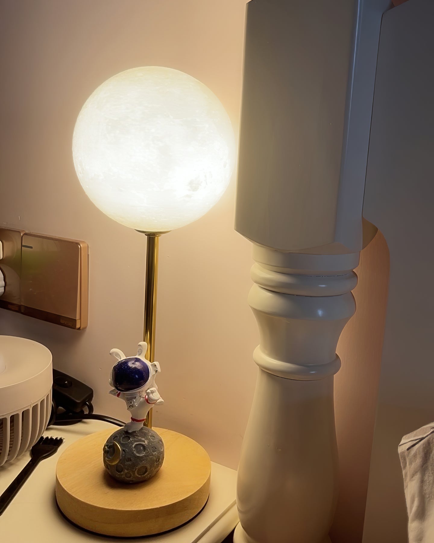 Creative Moon Table Lamp - Lumpaz