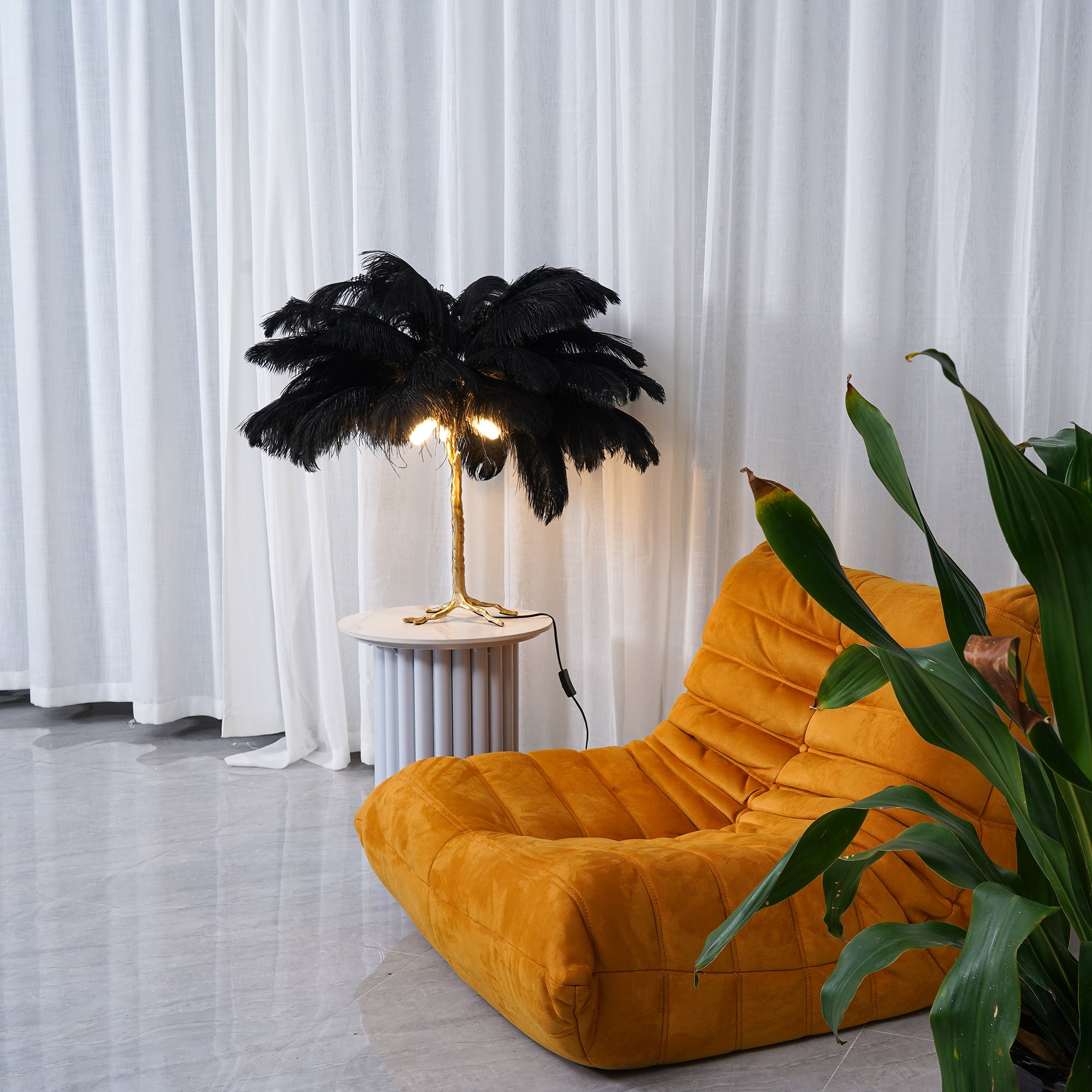 Ostrich Feather Table Lamp - Lumpaz