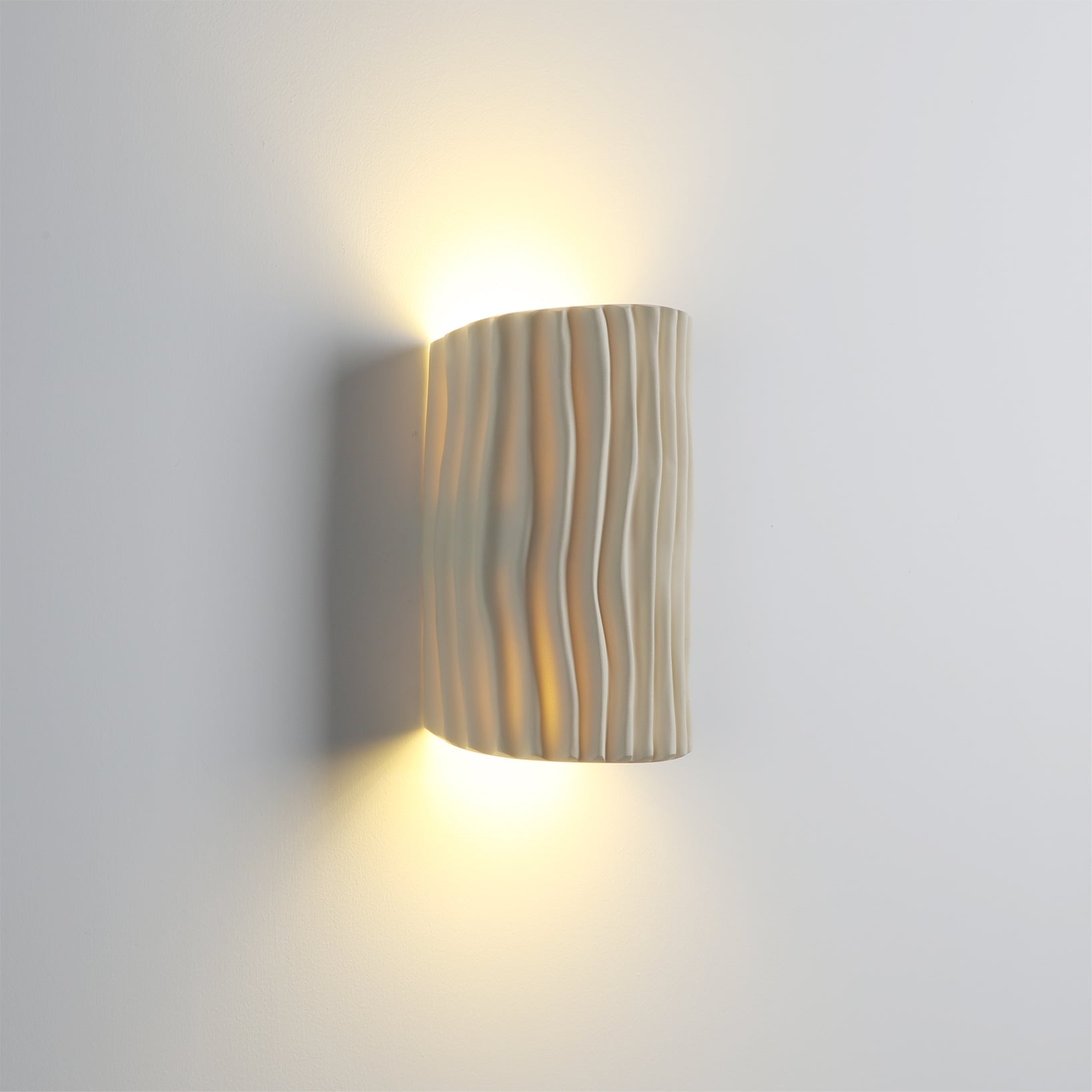 Pleated Resin Wall Lamp - Lumpaz
