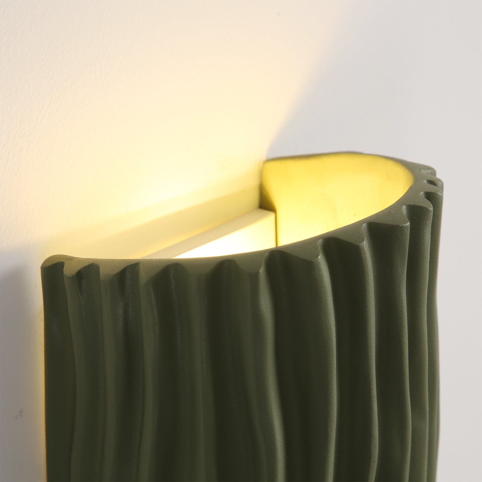 Pleated Resin Wall Lamp - Lumpaz