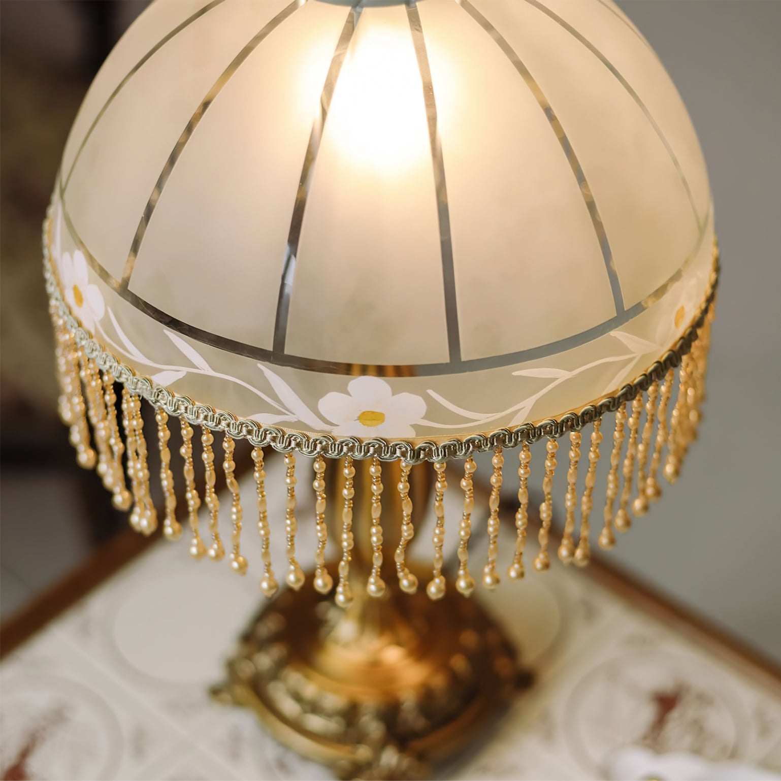 Tassel Flower Table Lamp - Lumpaz