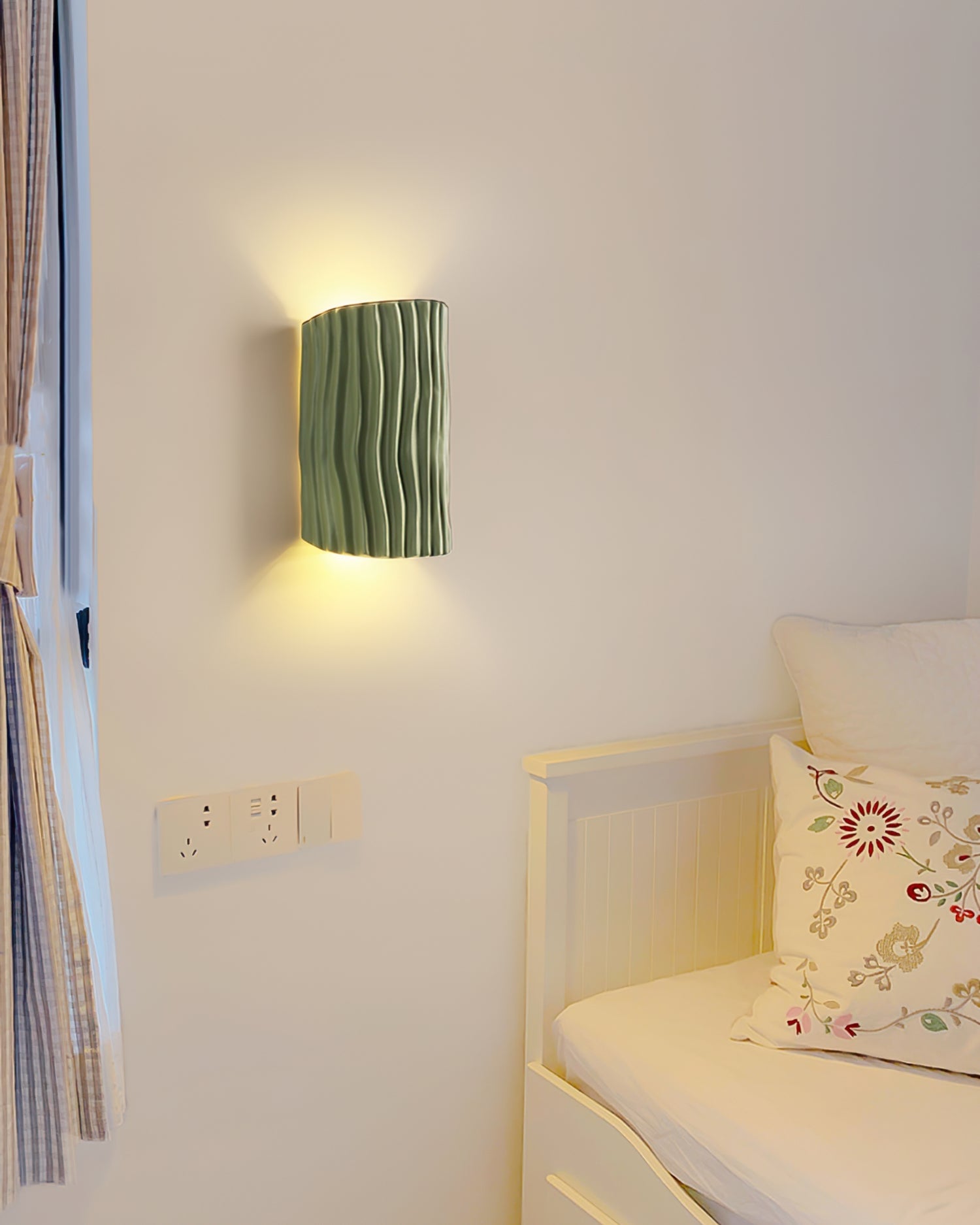 Pleated Resin Wall Lamp - Lumpaz