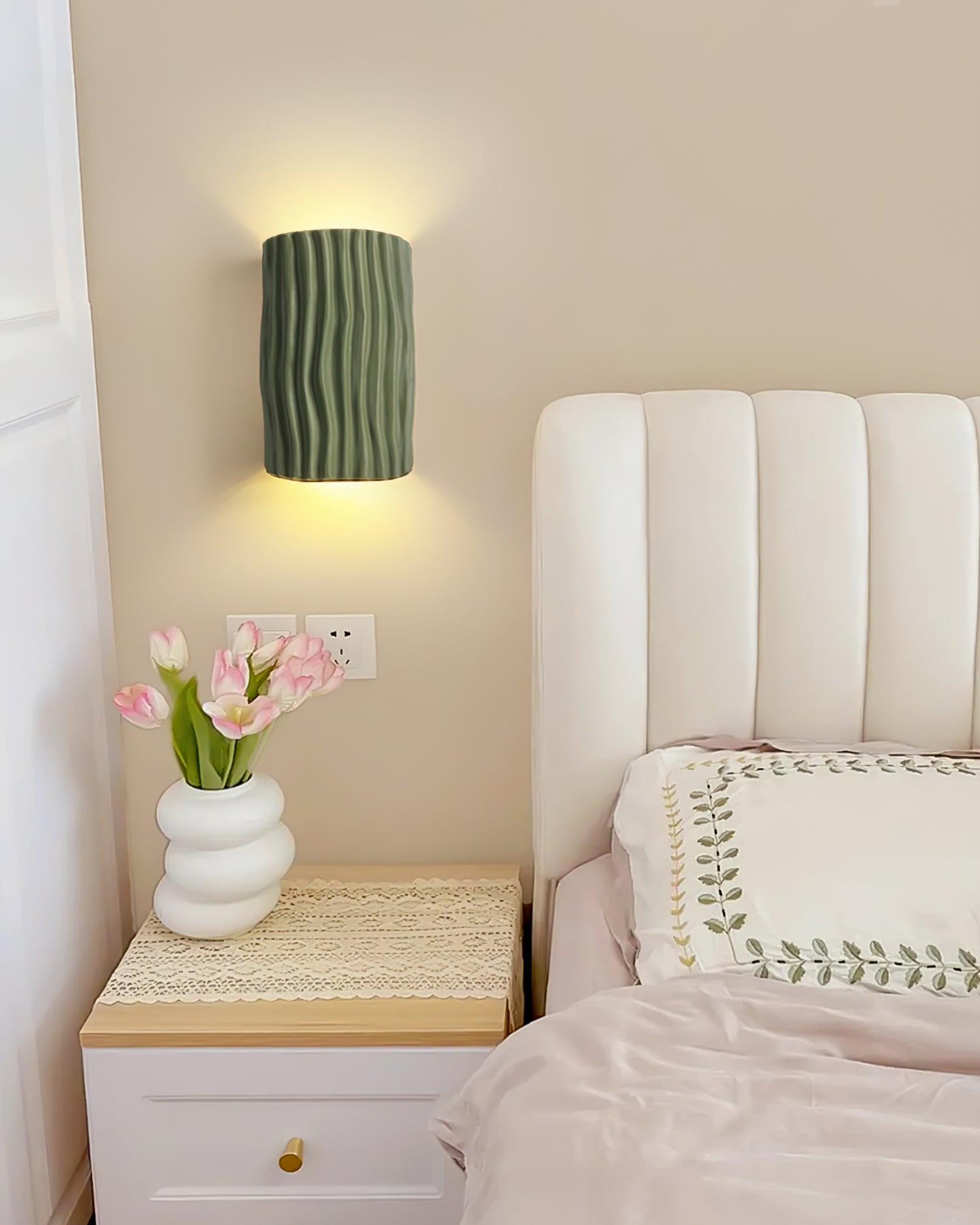 Pleated Resin Wall Lamp - Lumpaz