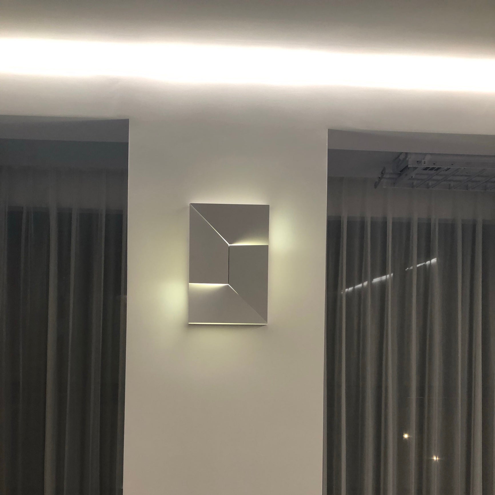 Shadows Built-in Battery Wall Lamp - Lumpaz