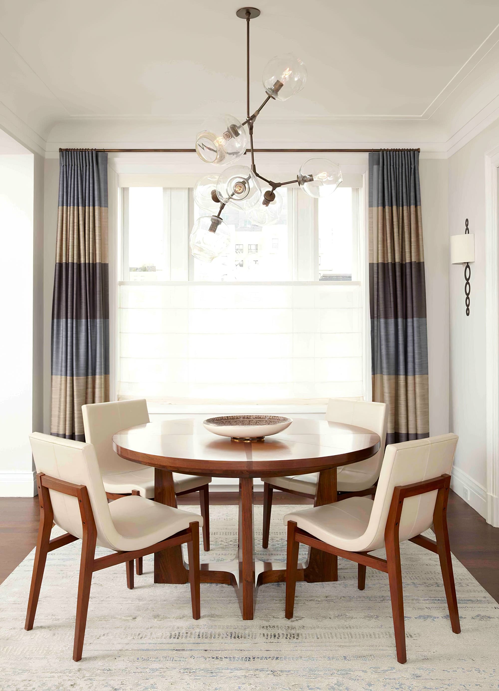 Perry Globe Vertical Chandelier - Lumpaz
