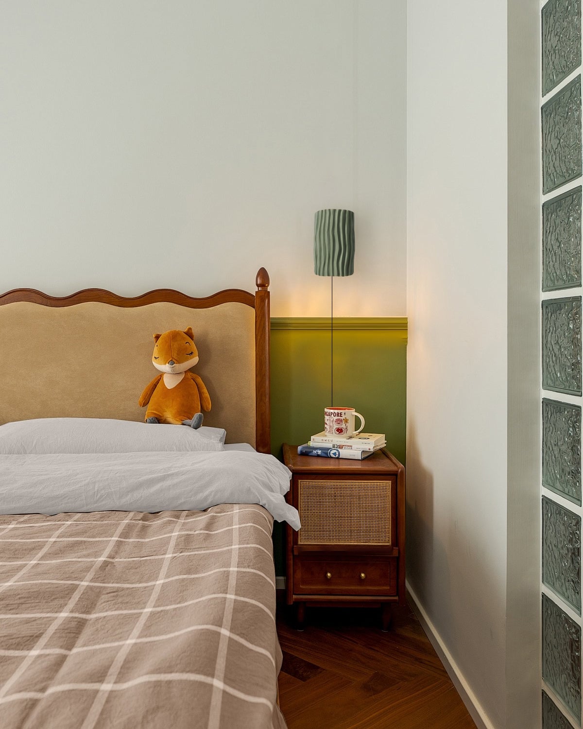 Pleated Resin Plug In Wall Lamp - Lumpaz