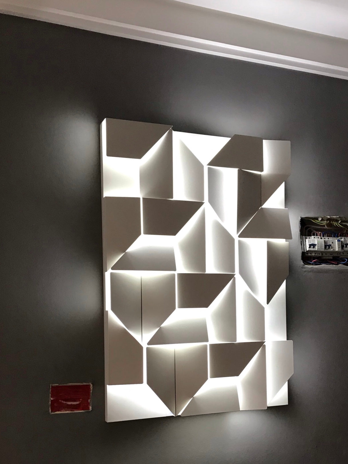 Shadows Built-in Battery Wall Lamp - Lumpaz