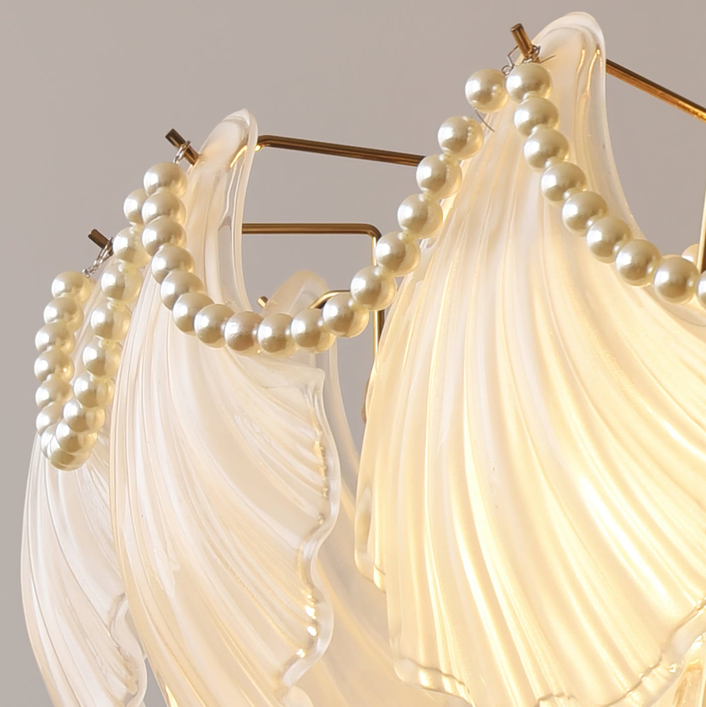 Scallop Shell Chandelier - Lumpaz