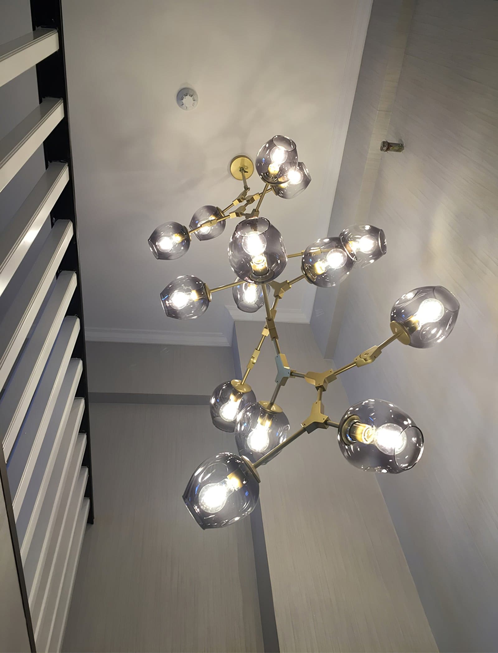 Perry Globe Vertical Chandelier - Lumpaz