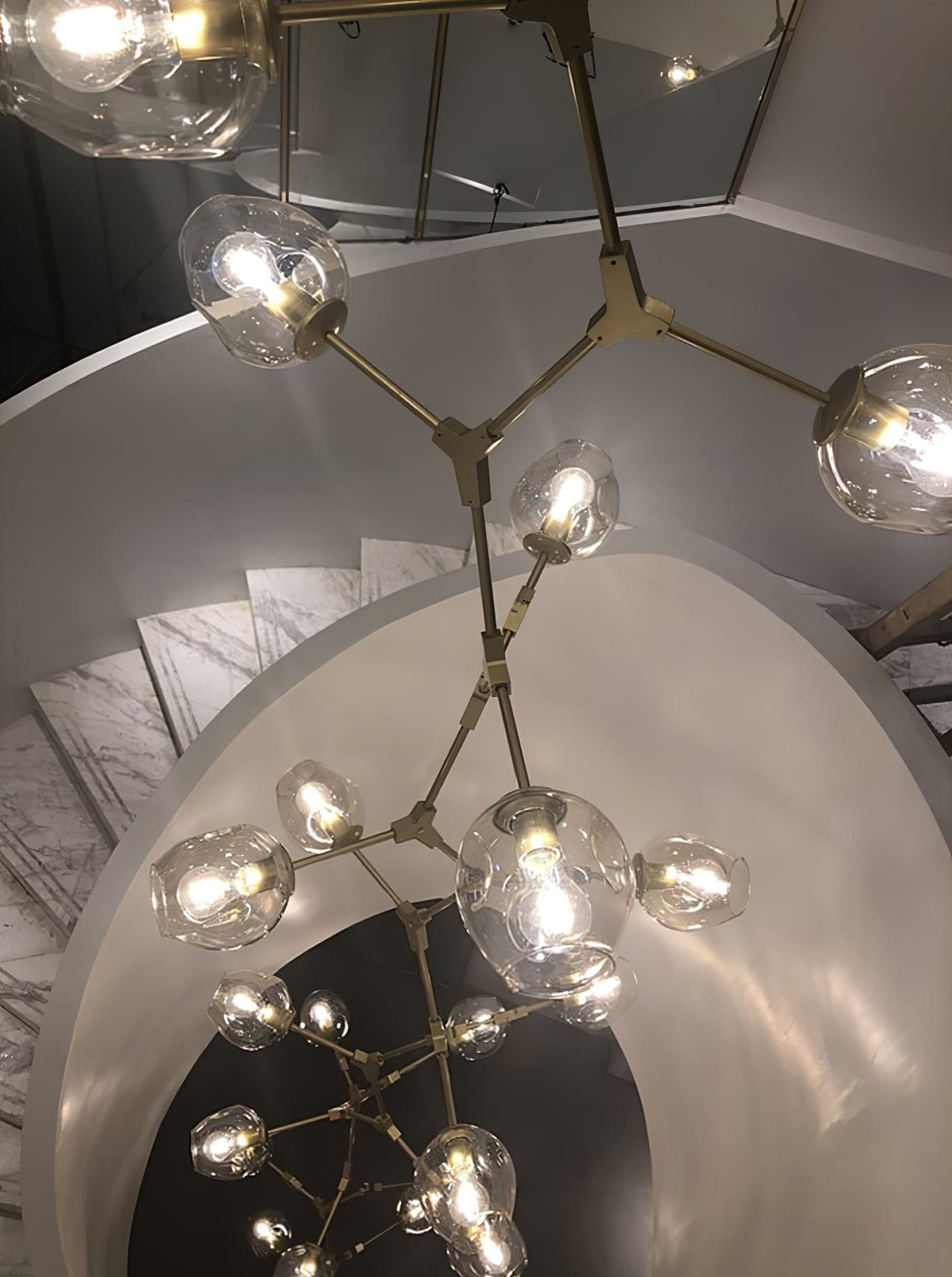 Perry Globe Vertical Chandelier - Lumpaz