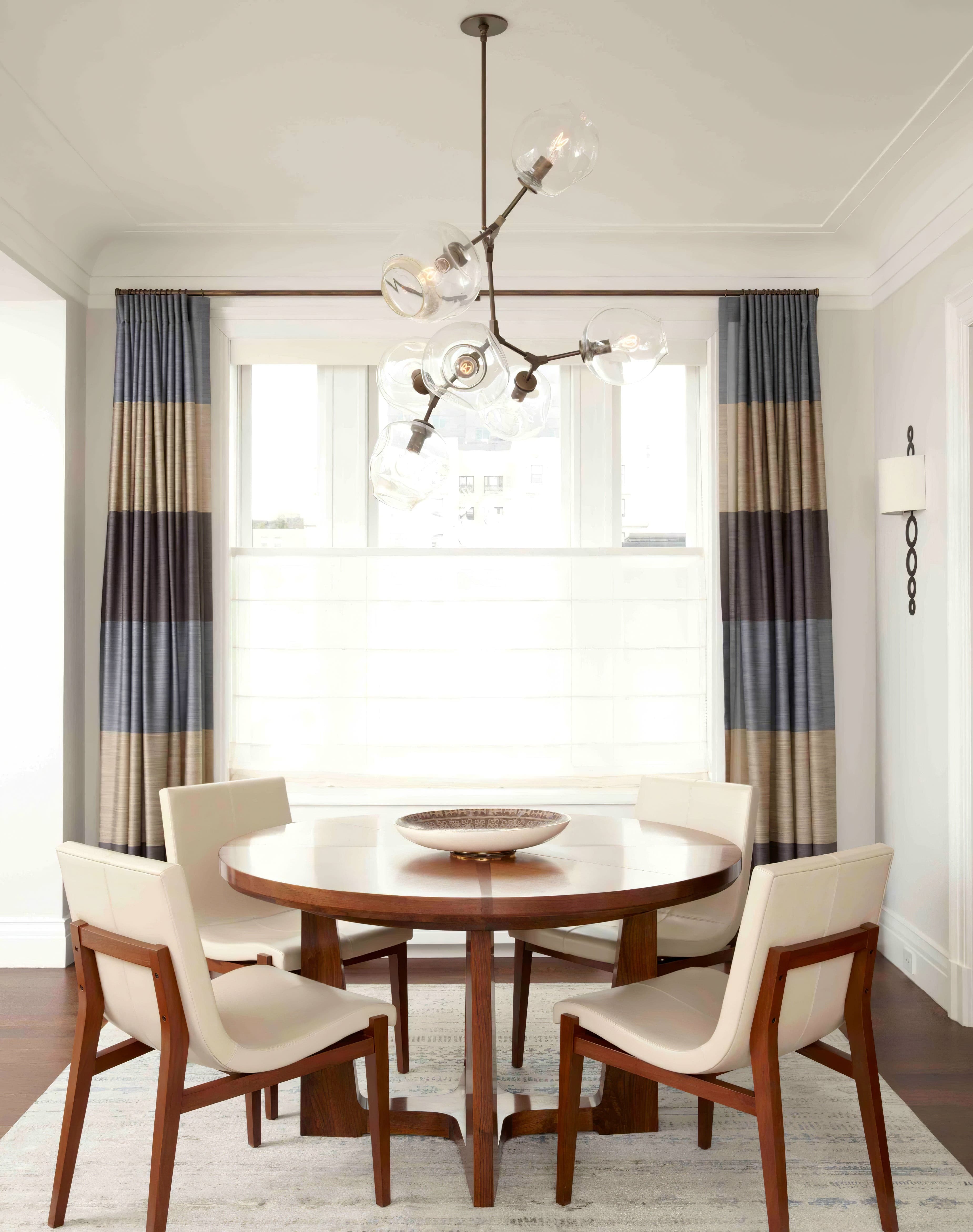 Perry Globe Vertical Chandelier - Lumpaz