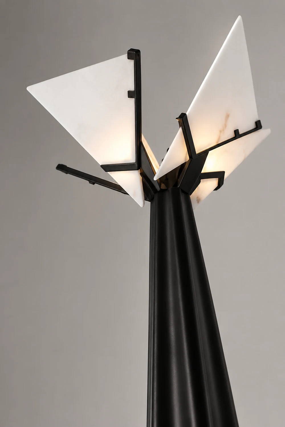 Abstract Black and Alabaster Floor Light - Lumpaz