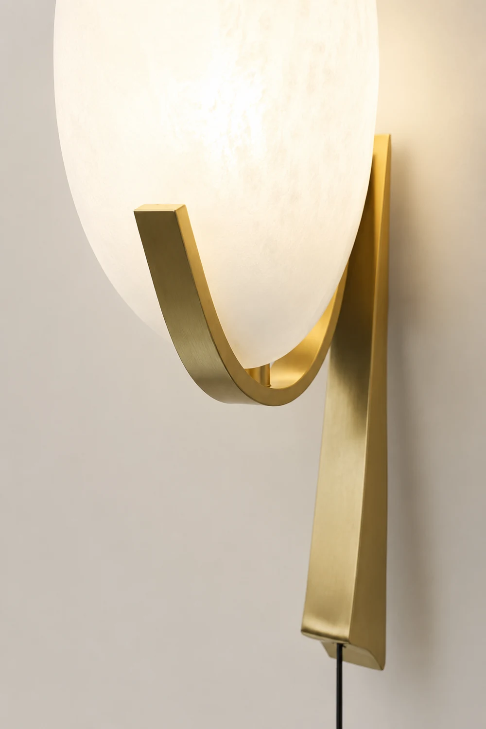 Alice Alabaster Plug-in Wall Lamp - Lumpaz