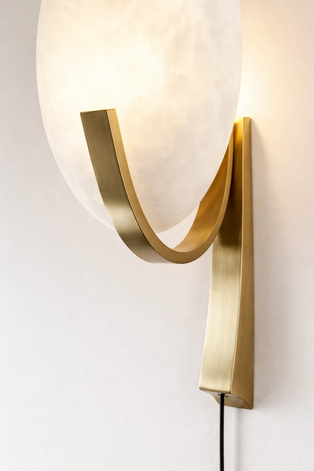 Alice Alabaster Plug-in Wall Lamp - Lumpaz