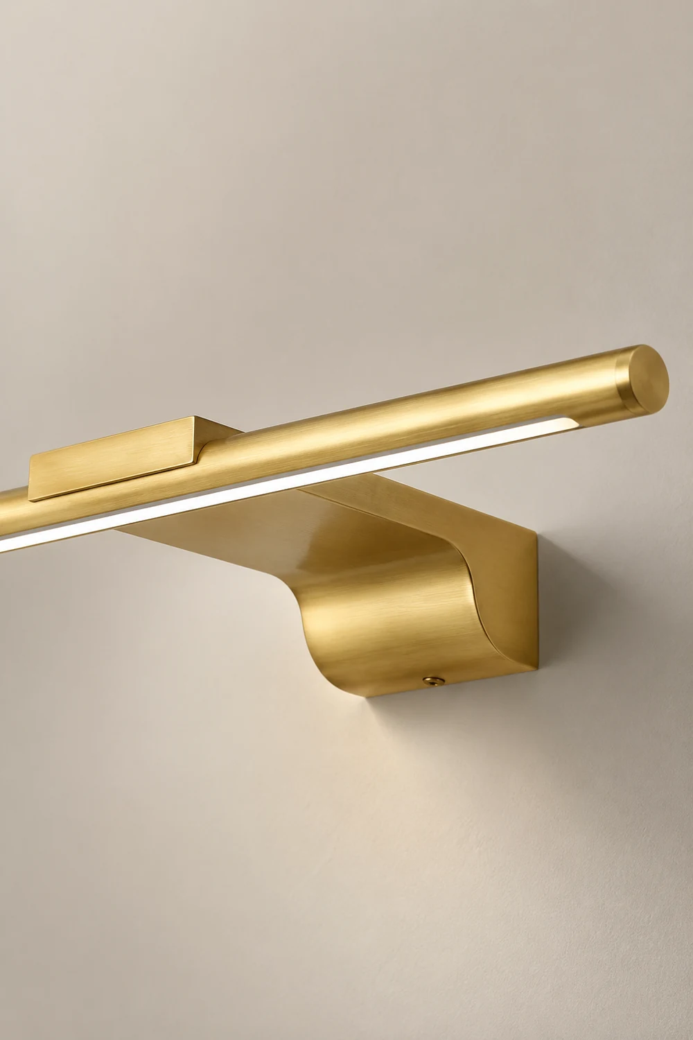 Metallic Streamlined Wall Lamp - Lumpaz