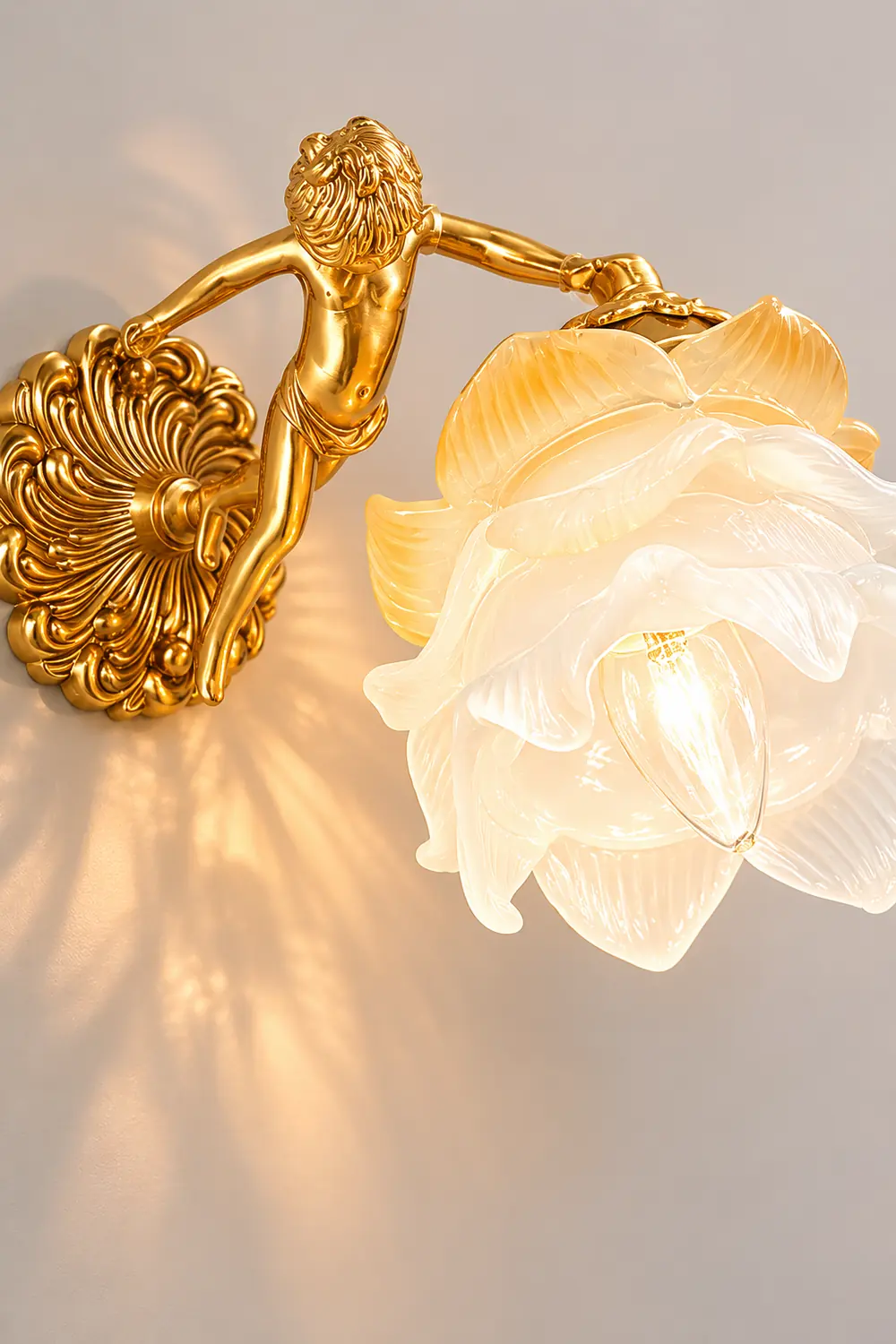 Putti Statuettes Brass Wall Lamp - Lumpaz